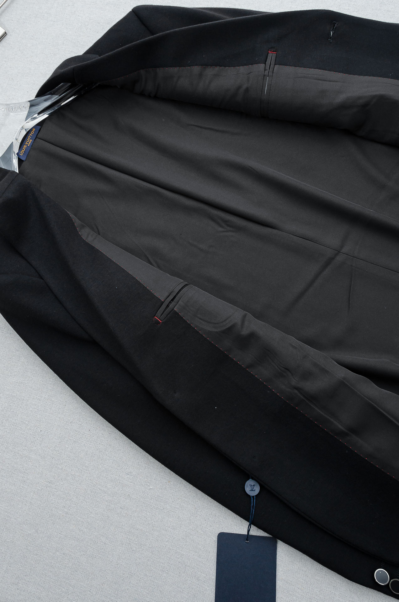 LV 2026FW羊毛混纺胸标点缀男士商务休闲西服#舒适有弹力，区别于普通的西装面料，这个是含羊毛的针织