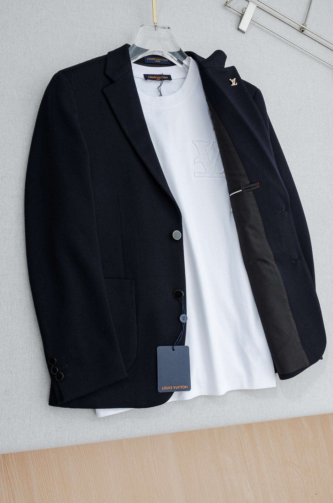 LV 2026FW羊毛混纺胸标点缀男士商务休闲西服#舒适有弹力，区别于普通的西装面料，这个是含羊毛的针织
