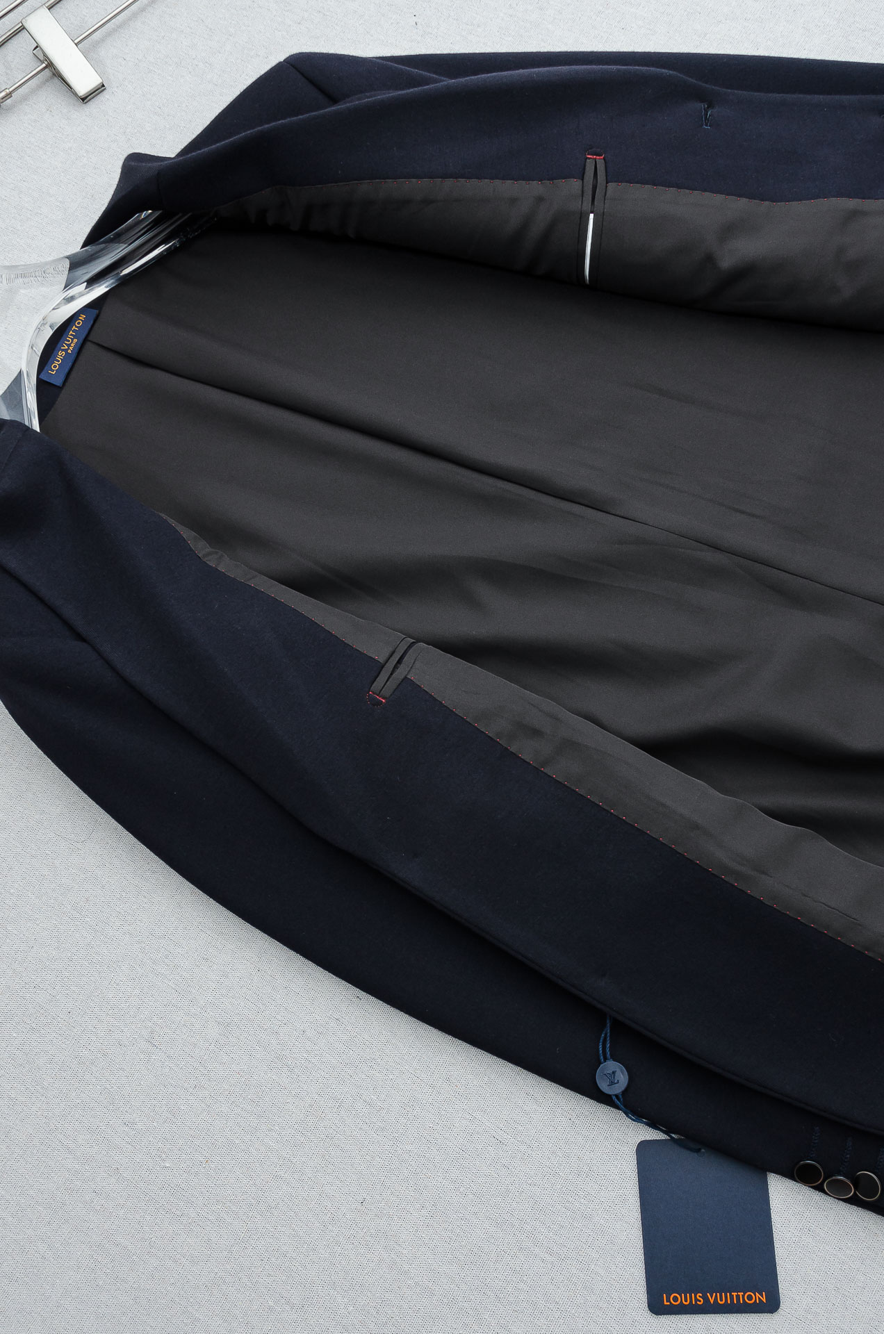 LV 2026FW羊毛混纺胸标点缀男士商务休闲西服#舒适有弹力，区别于普通的西装面料，这个是含羊毛的针织