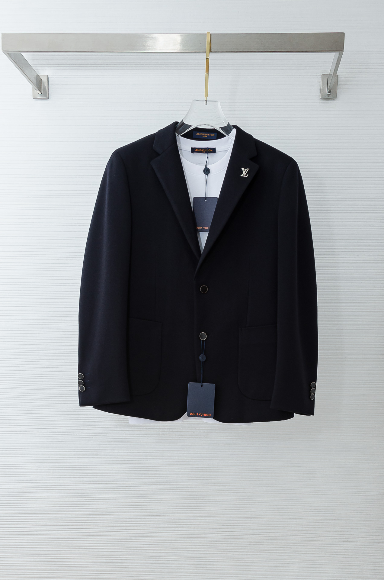 LV 2026FW最新羊毛混纺胸标点缀男士商务休闲西服#舒适有弹力，区别于普通的西装面料，这个是含羊毛的