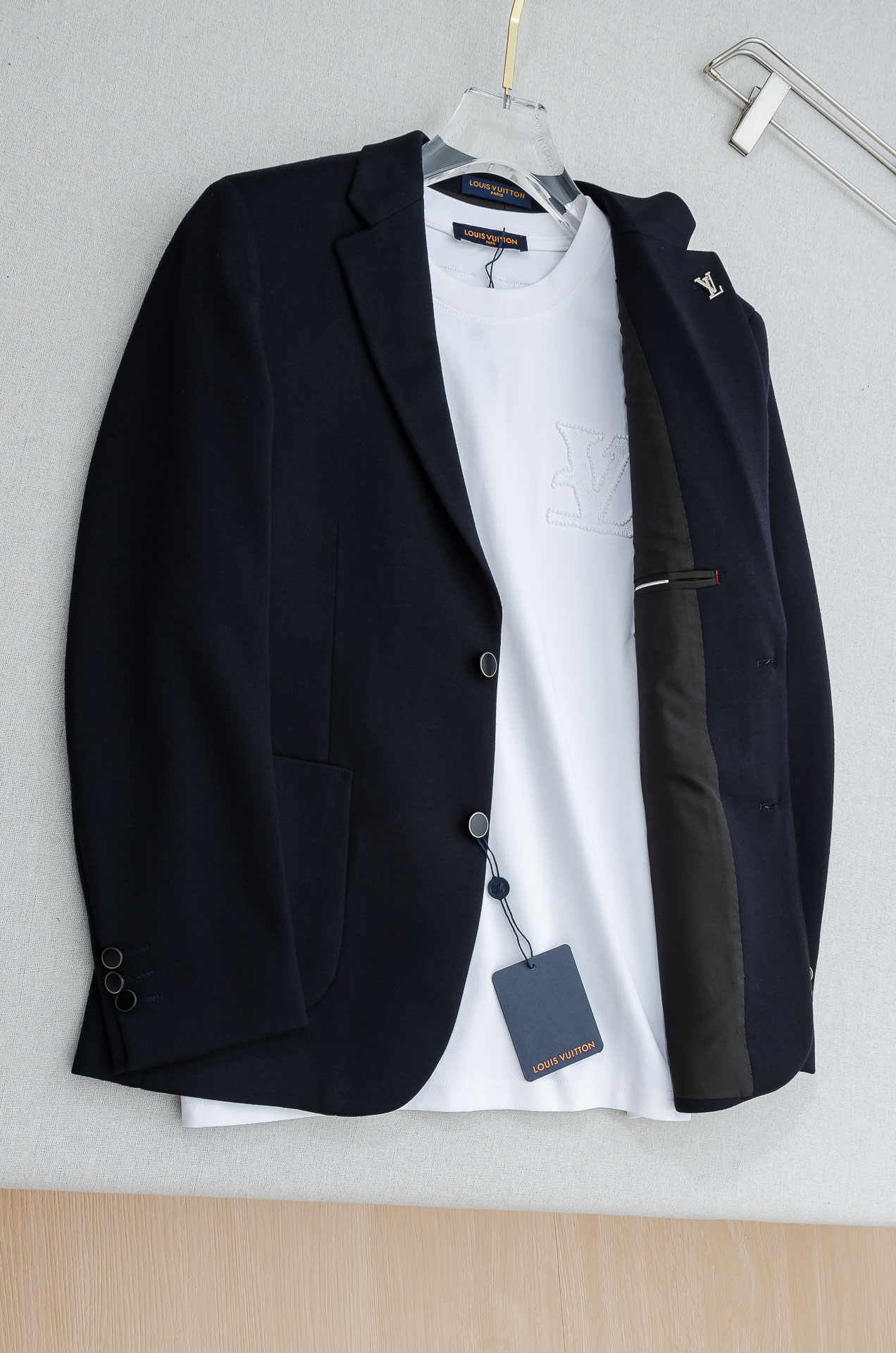 LV 2026FW最新羊毛混纺胸标点缀男士商务休闲西服#舒适有弹力，区别于普通的西装面料，这个是含羊毛的