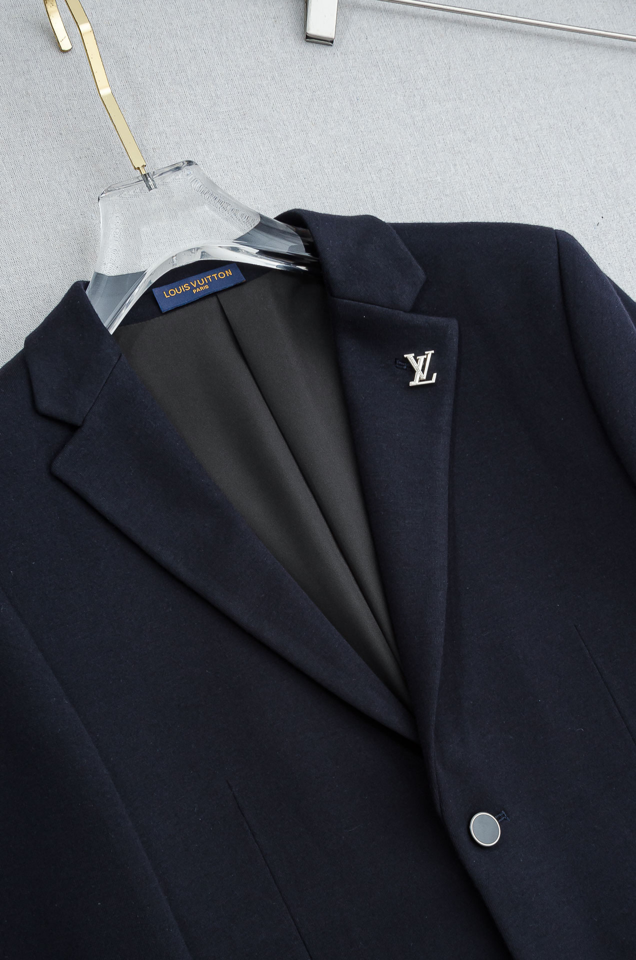 LV 2026FW最新羊毛混纺胸标点缀男士商务休闲西服#舒适有弹力，区别于普通的西装面料，这个是含羊毛的
