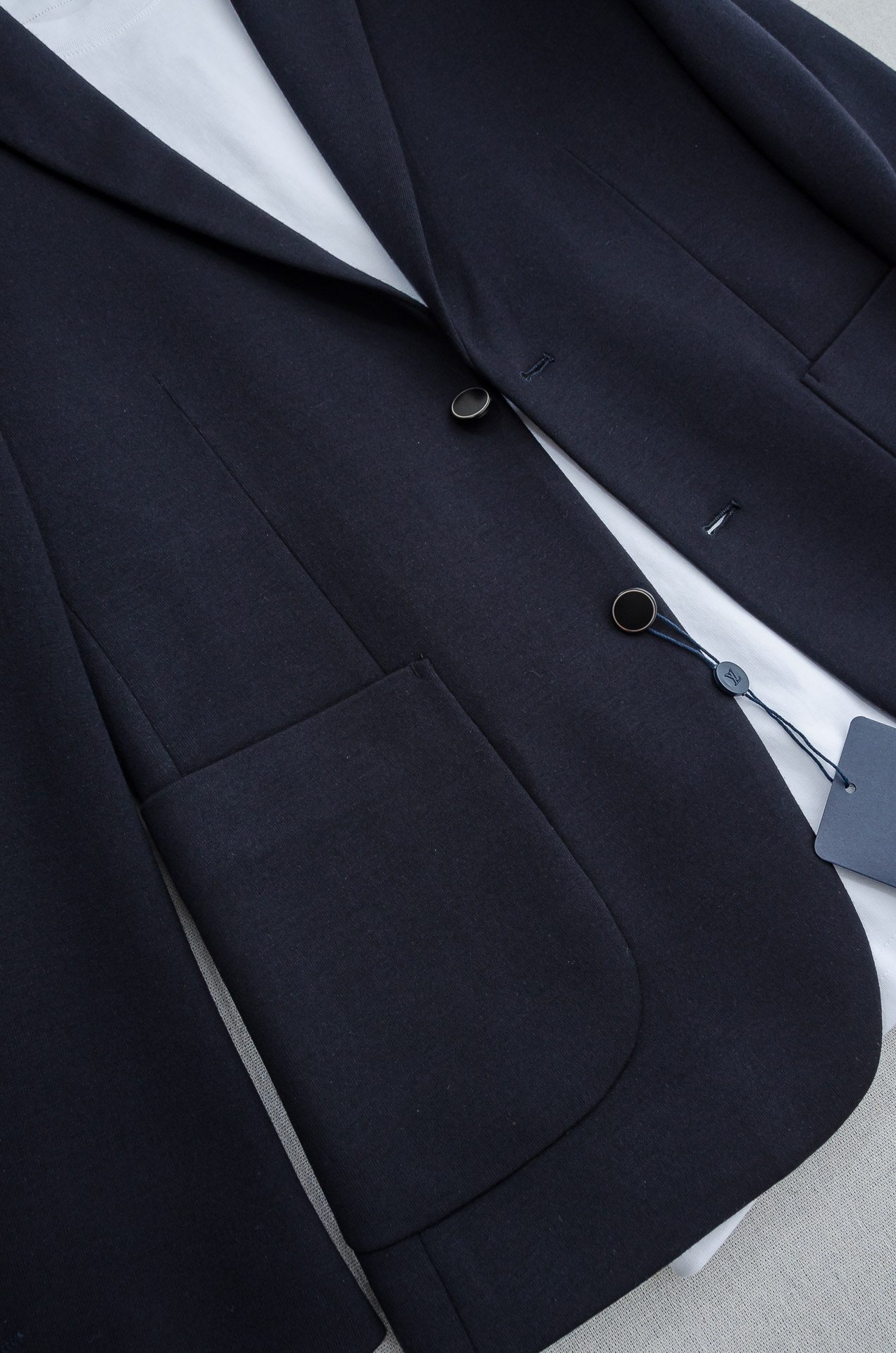 LV 2026FW最新羊毛混纺胸标点缀男士商务休闲西服#舒适有弹力，区别于普通的西装面料，这个是含羊毛的