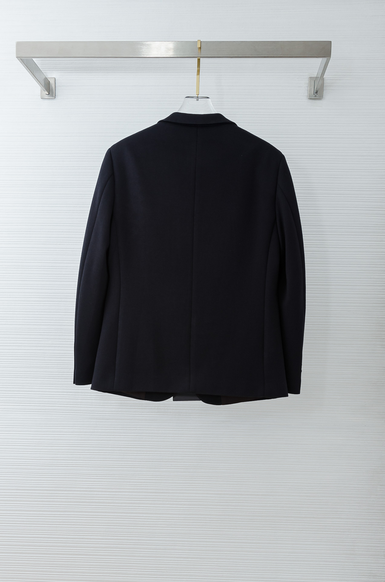 Burberry巴宝莉2026FW羊毛混纺胸标点缀男士商务休闲西服#舒适有弹力，区别于普通的西装面料，这
