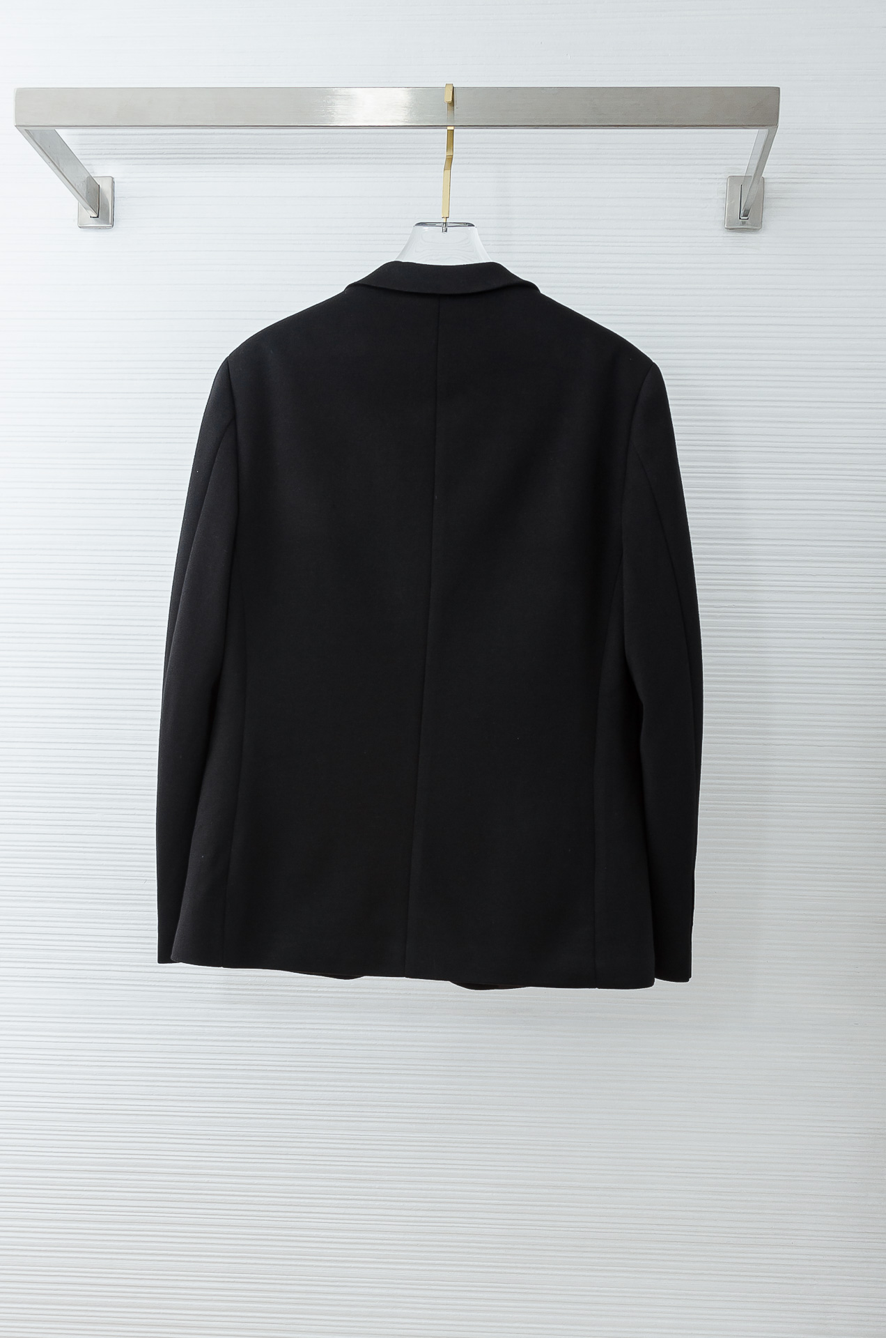 Burberry巴宝莉2026FW羊毛混纺胸标点缀男士商务休闲西服#舒适有弹力，区别于普通的西装面料，这