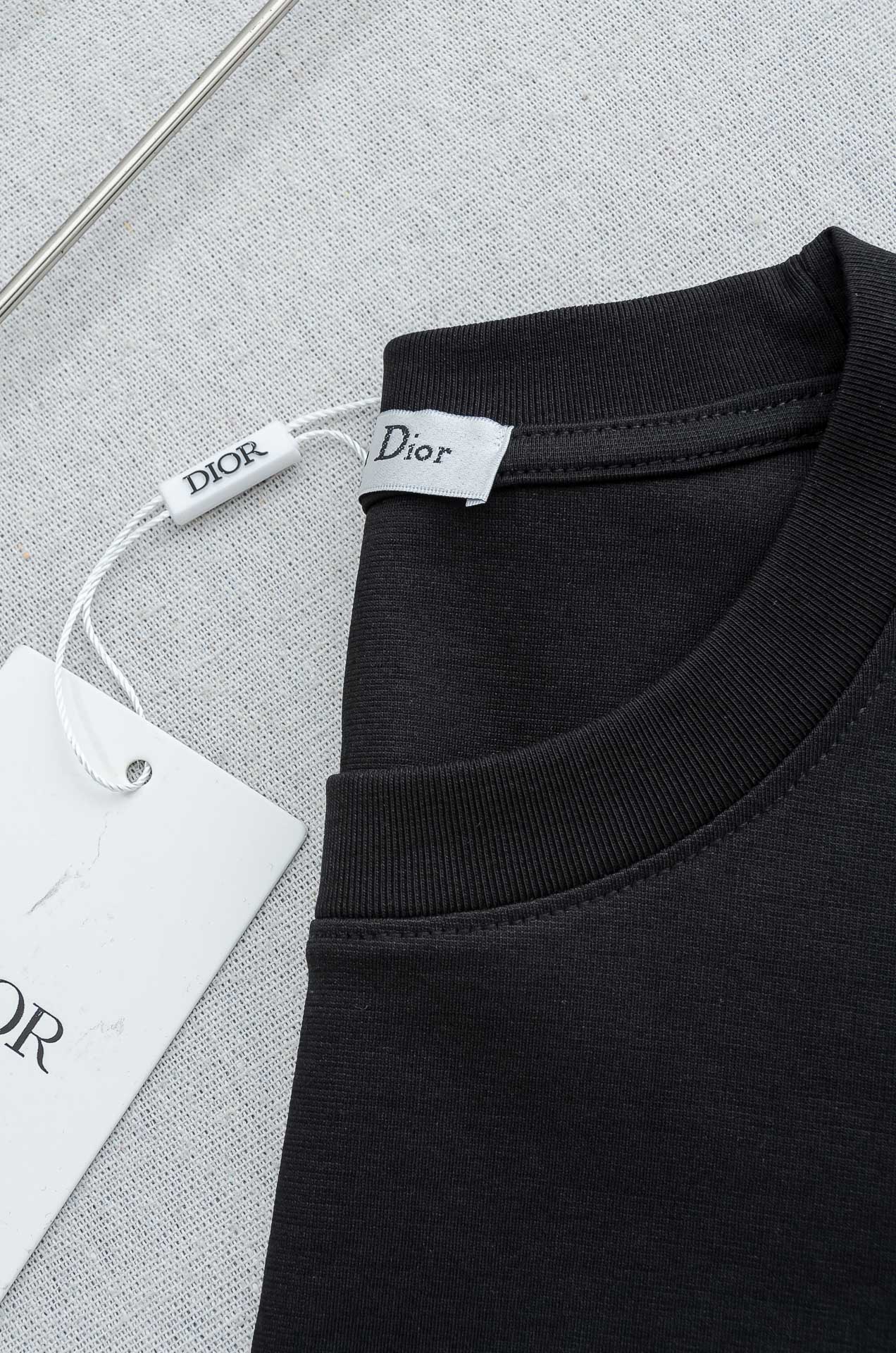 🌾 Dior迪奥 2026ss春夏新品 ，男士商务休闲纯色圆领短袖T桖衫#面料属性皆为上乘，网眼结构细腻