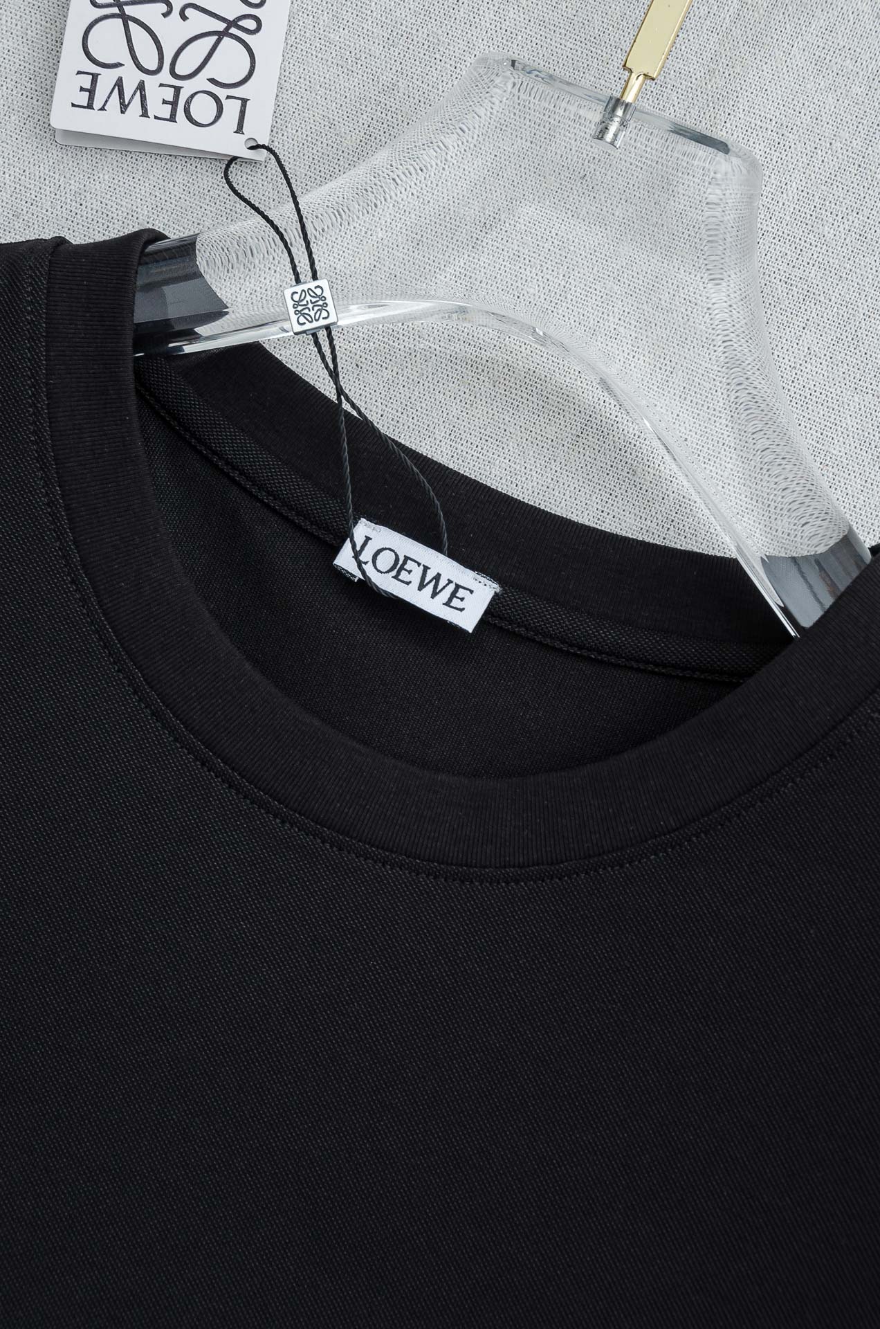 🌾 LOEWE罗意威 2026ss春夏新品 ，男士商务休闲纯色圆领短袖T桖衫#面料属性皆为上乘，网眼结构