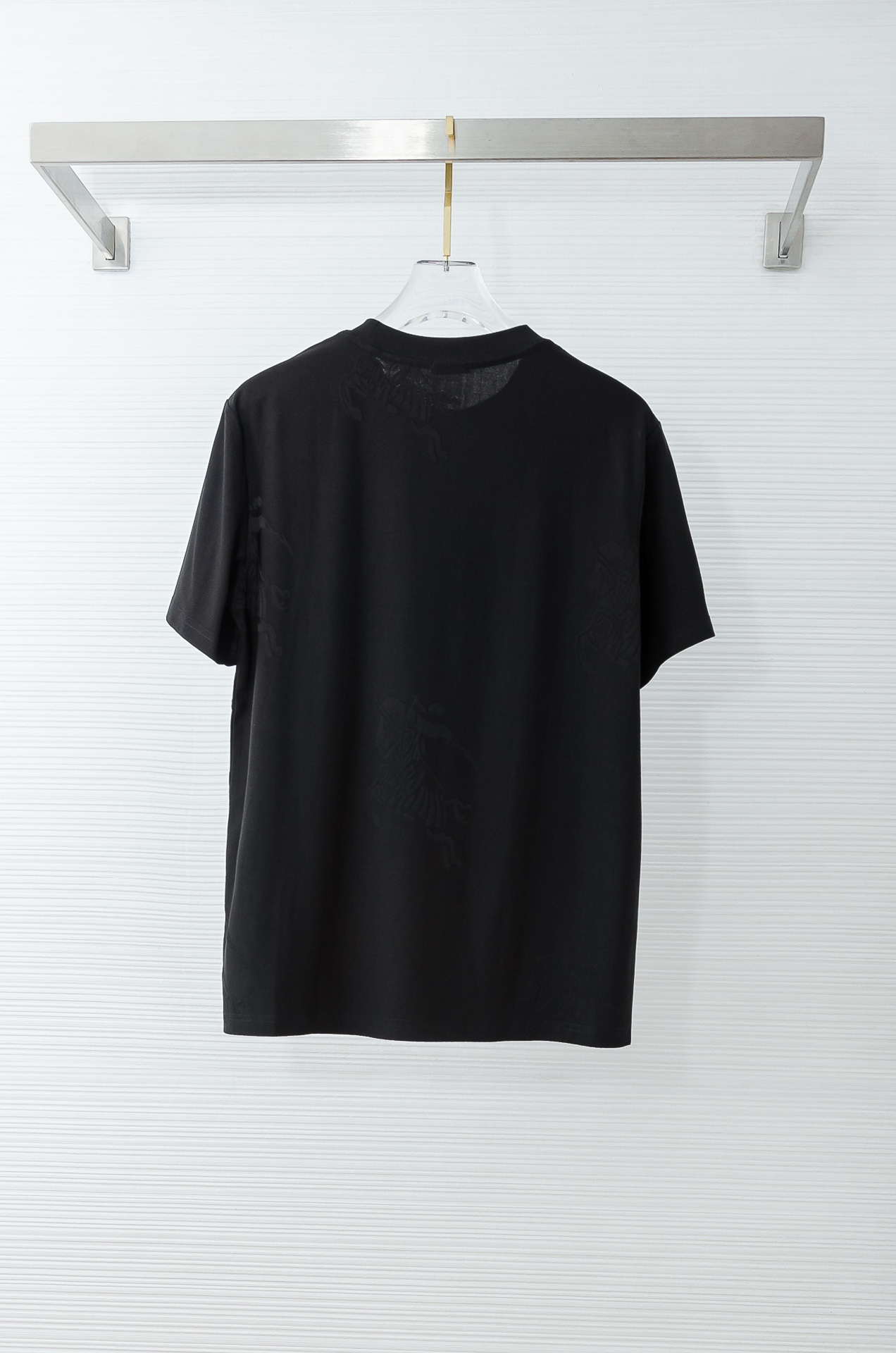 BURBERRY巴宝莉2026ss最新全身暗纹提花logo定制面料皆为上乘，网眼结构细腻自然，经过水洗后
