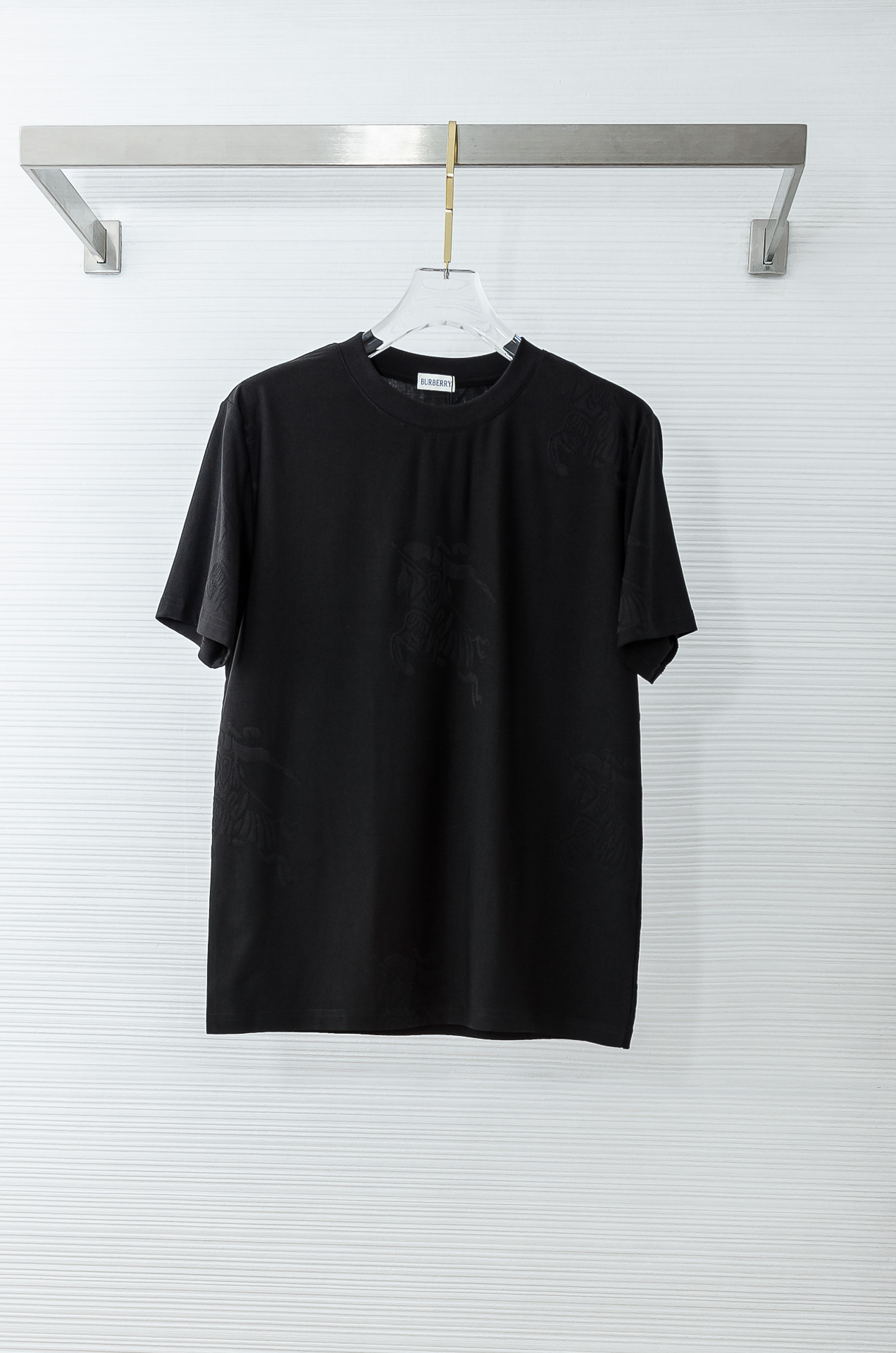 BURBERRY巴宝莉2026ss最新全身暗纹提花logo定制面料皆为上乘，网眼结构细腻自然，经过水洗后