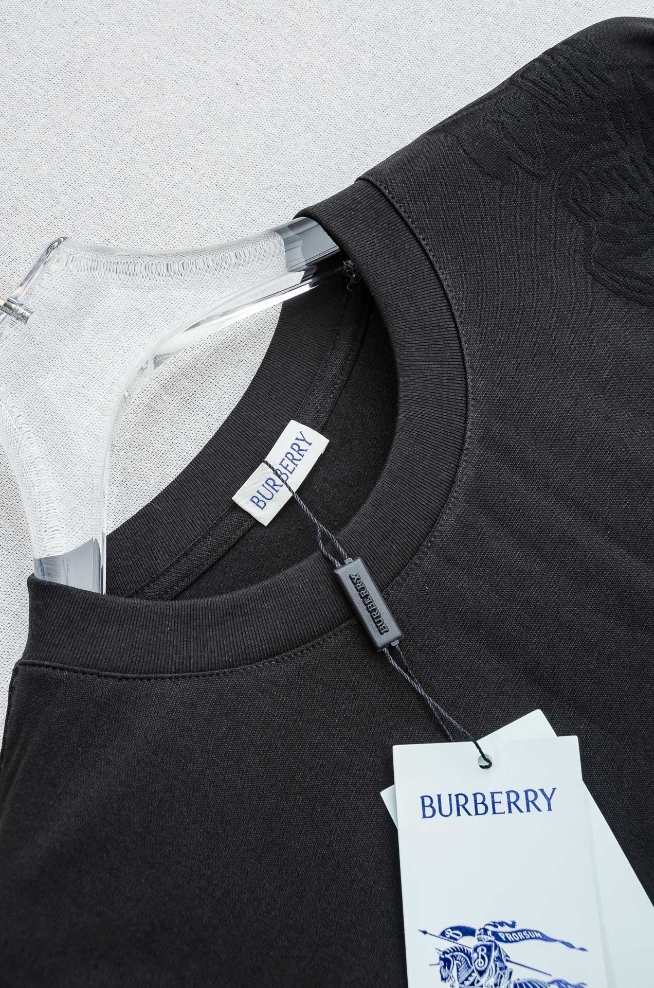 BURBERRY巴宝莉2026ss最新全身暗纹提花logo定制面料皆为上乘，网眼结构细腻自然，经过水洗后