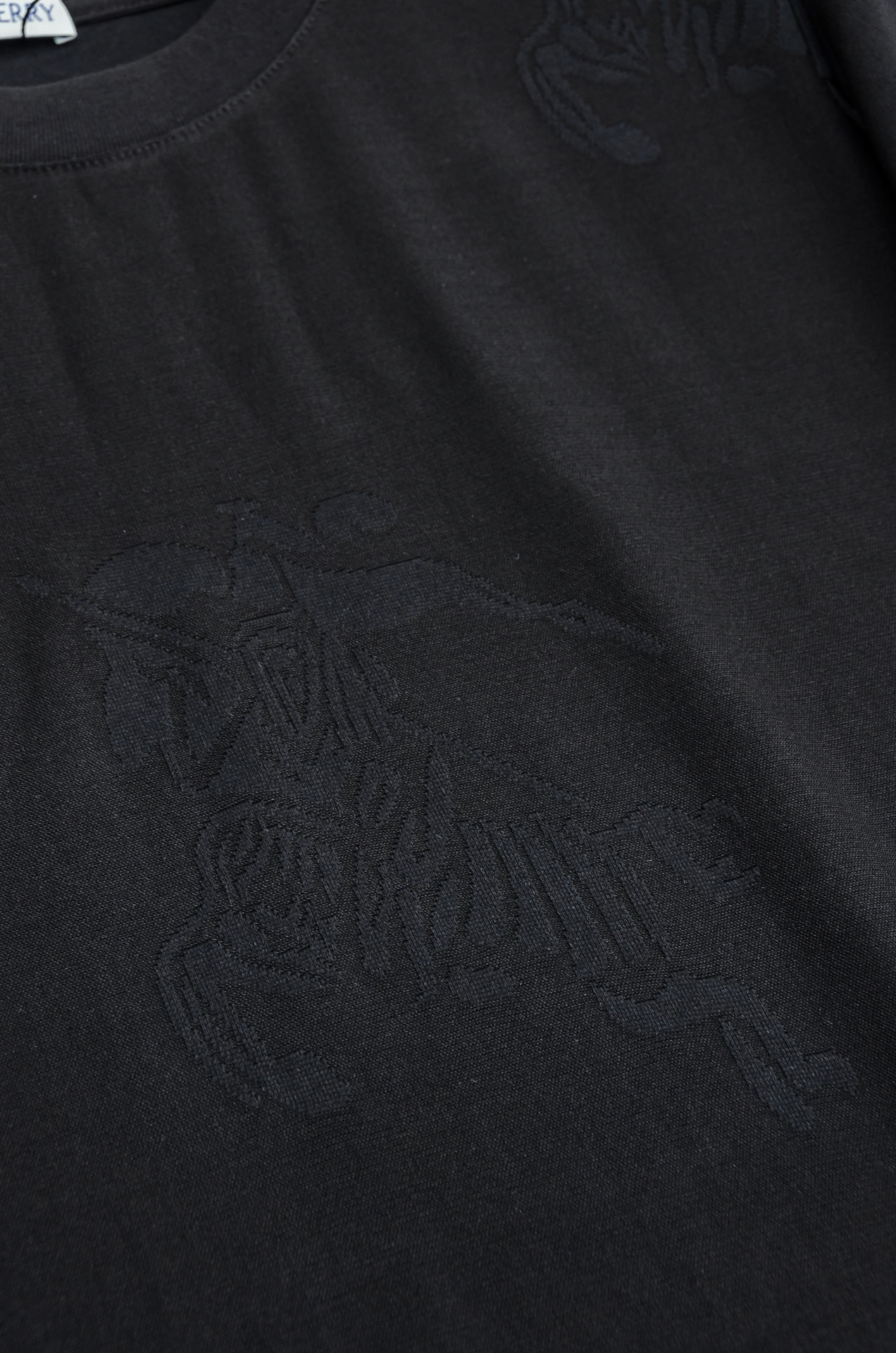 BURBERRY巴宝莉2026ss最新全身暗纹提花logo定制面料皆为上乘，网眼结构细腻自然，经过水洗后