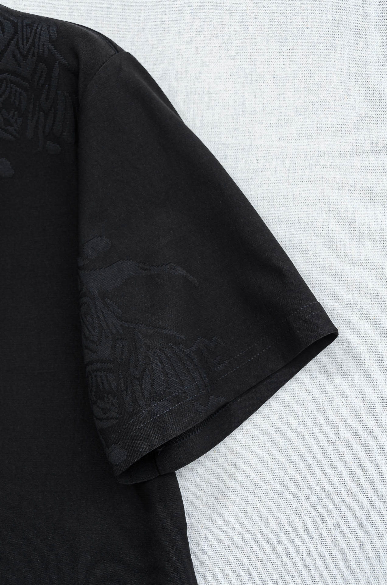 BURBERRY巴宝莉2026ss最新全身暗纹提花logo定制面料皆为上乘，网眼结构细腻自然，经过水洗后