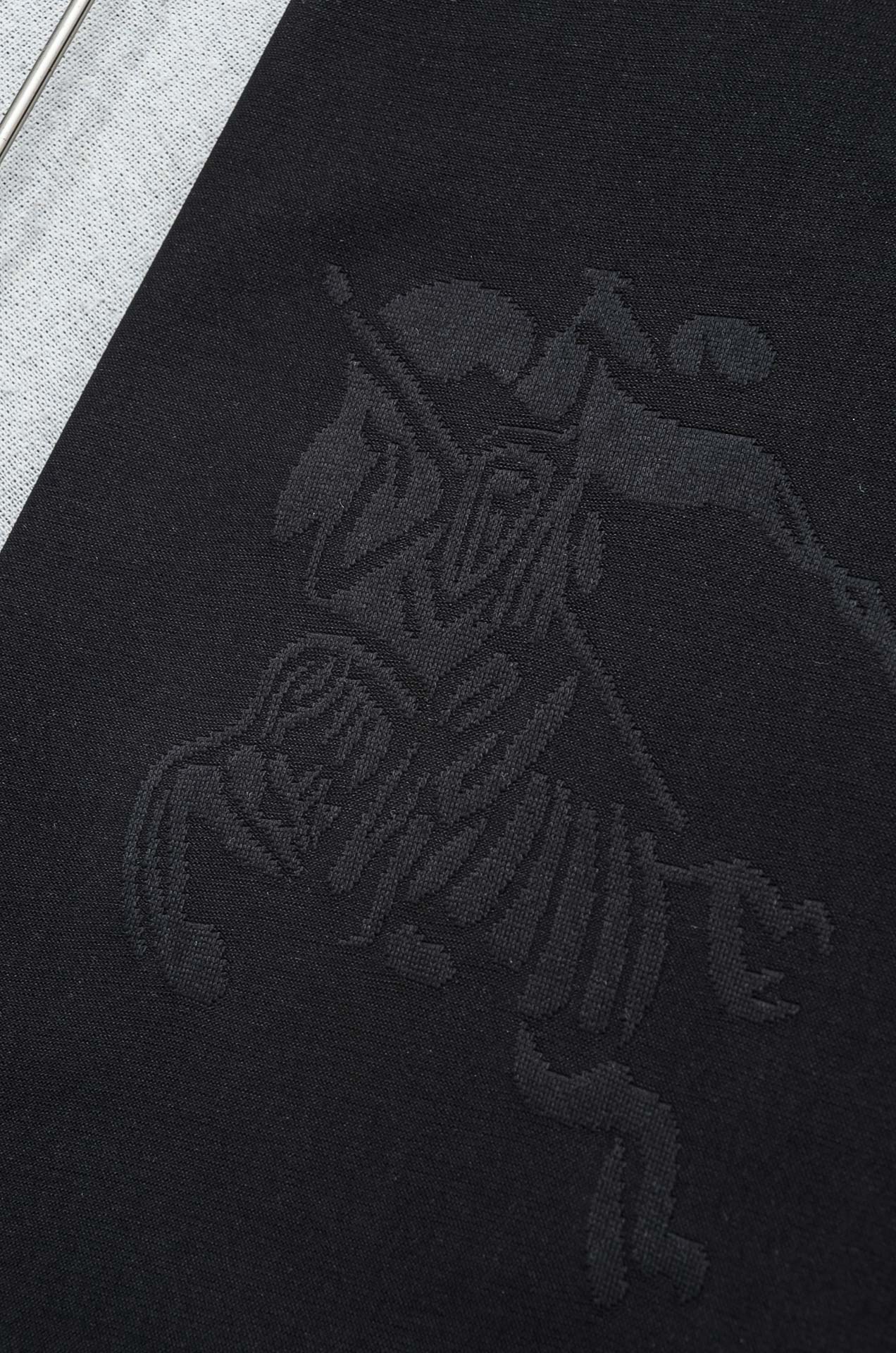 BURBERRY巴宝莉2026ss最新全身暗纹提花logo定制面料皆为上乘，网眼结构细腻自然，经过水洗后