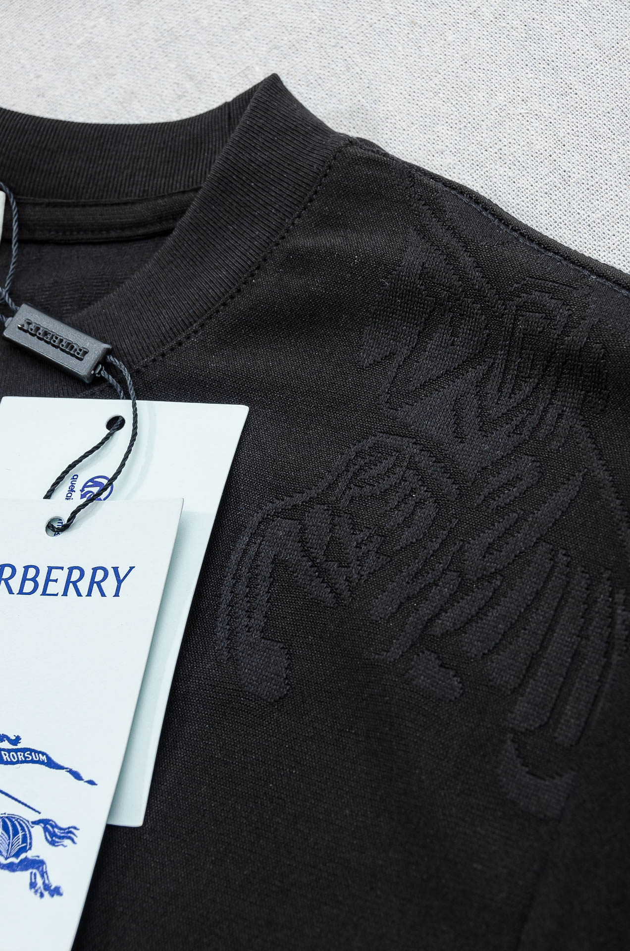 BURBERRY巴宝莉2026ss最新全身暗纹提花logo定制面料皆为上乘，网眼结构细腻自然，经过水洗后