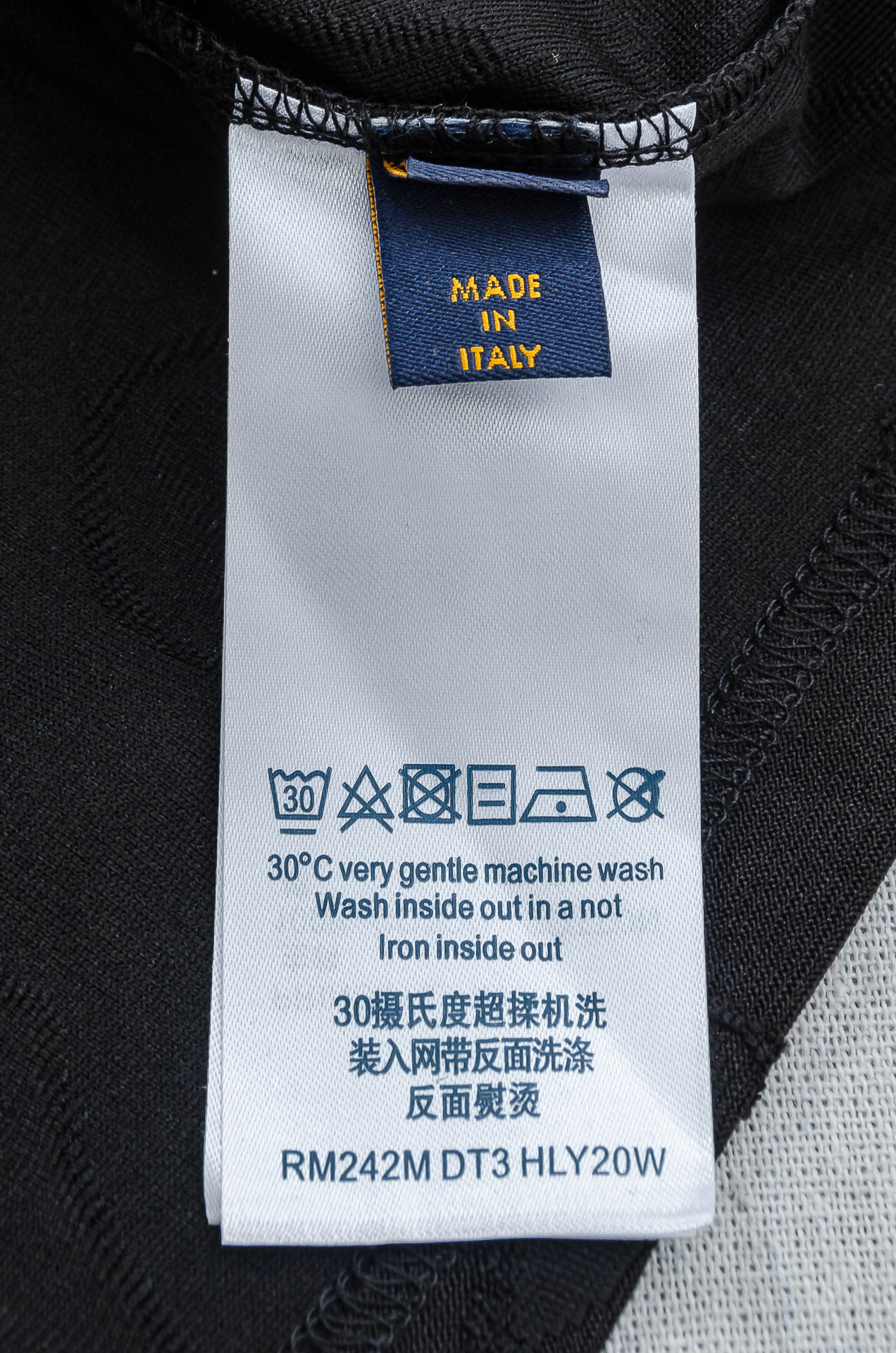 LV 2026ss最新全身暗纹提花logo定制面料皆为上乘，网眼结构细腻自然，经过水洗后，肌理变得更具亲