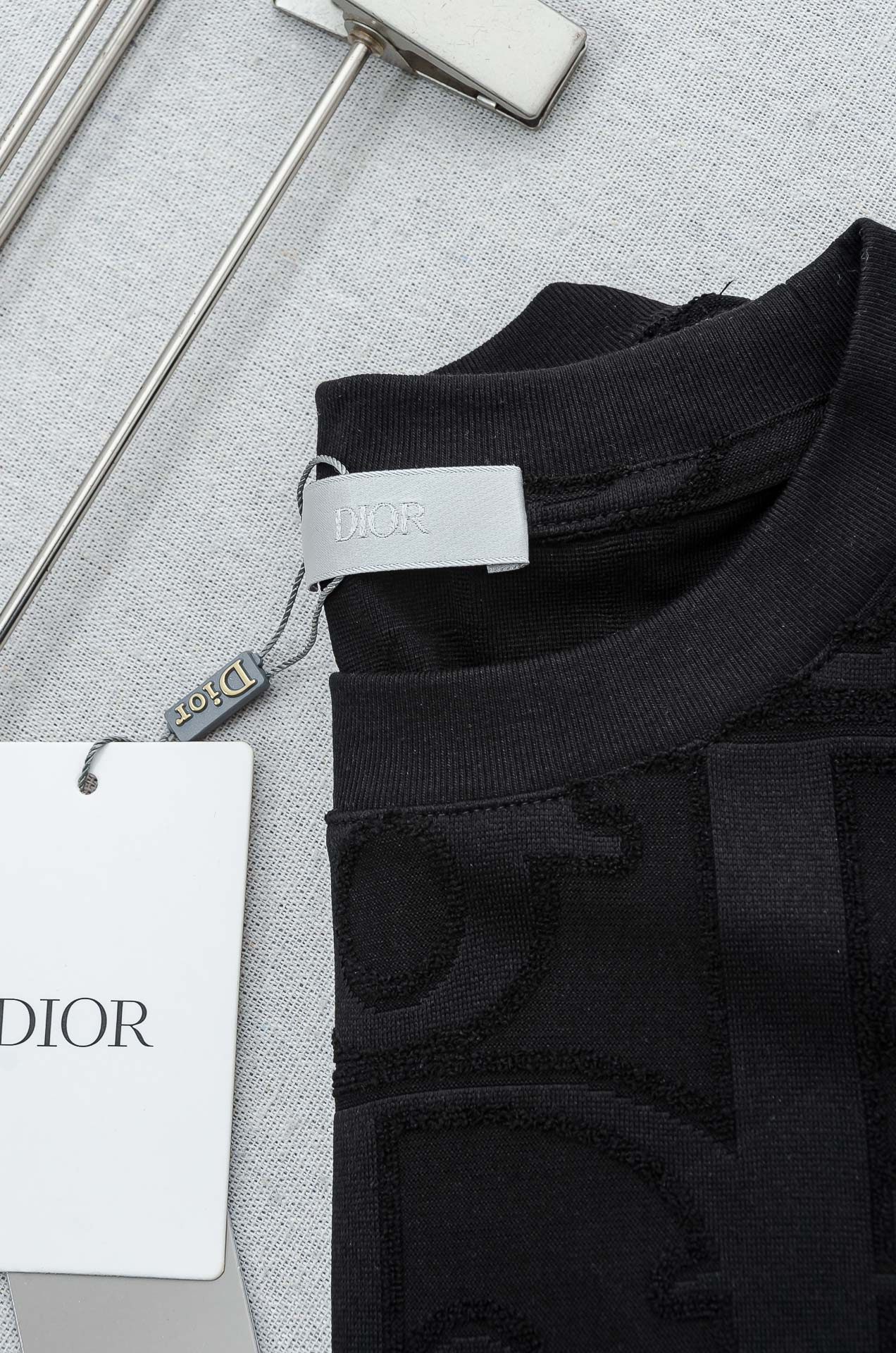 Dior 2026ss最新全身暗纹提花logo定制面料皆为上乘，网眼结构细腻自然，经过水洗后，肌理变得更