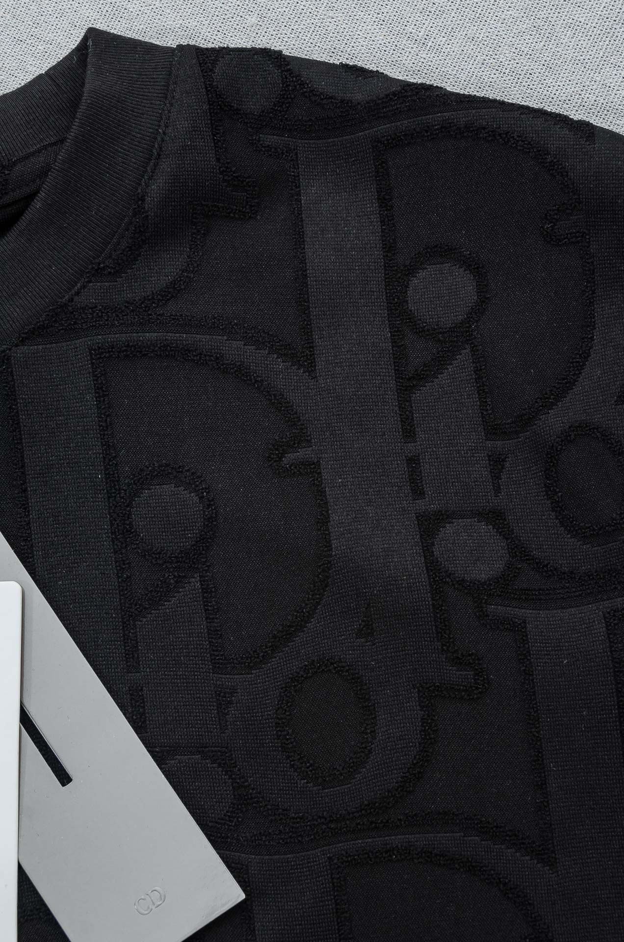 Dior 2026ss最新全身暗纹提花logo定制面料皆为上乘，网眼结构细腻自然，经过水洗后，肌理变得更