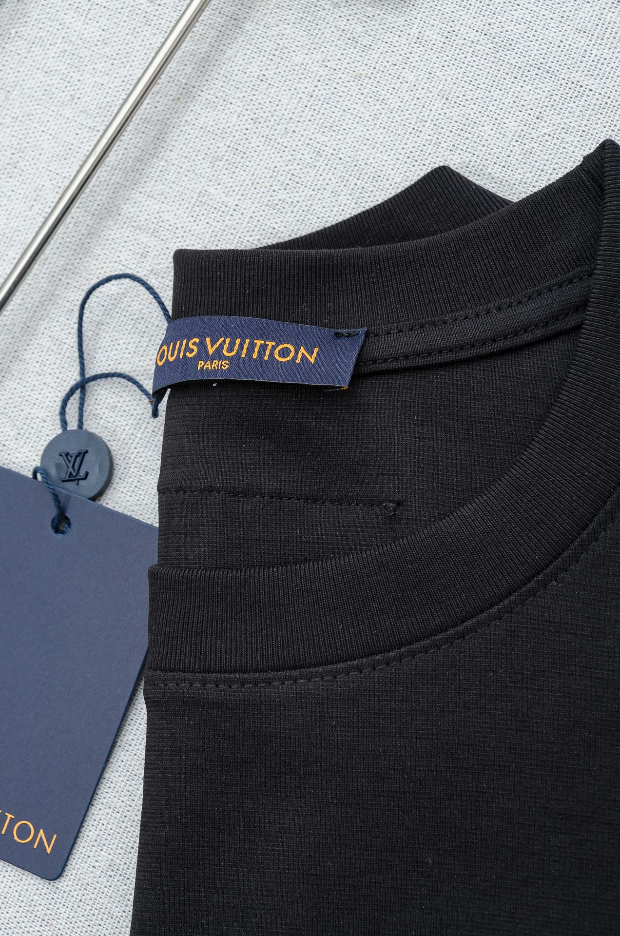 🌾 LV 2026ss春夏新品 ，男士休闲纯色圆领短袖T桖衫#面料属性皆为上乘，网眼结构细腻自然，经过水