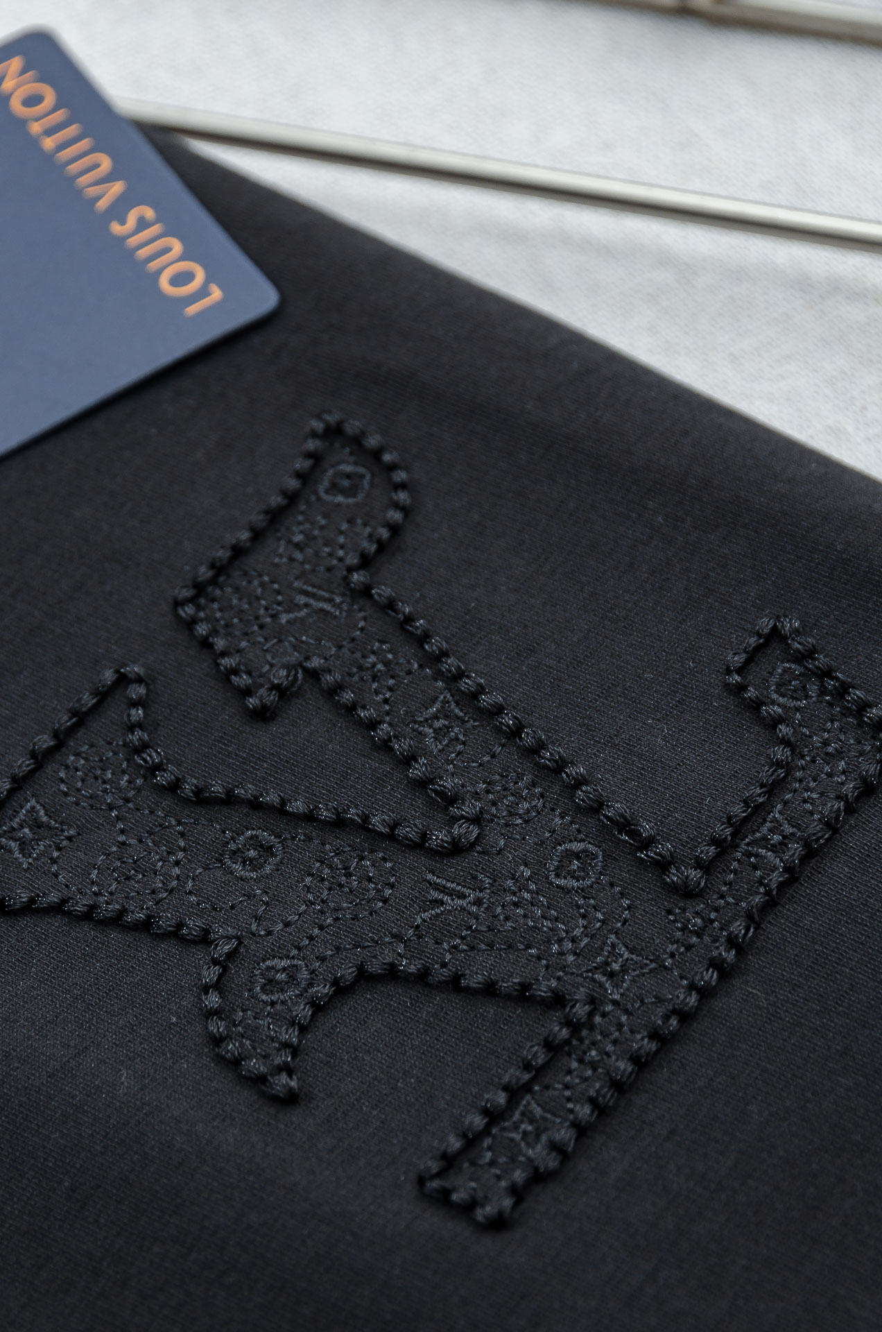 🌾 LV 2026ss春夏新品 ，男士休闲纯色圆领短袖T桖衫#面料属性皆为上乘，网眼结构细腻自然，经过水