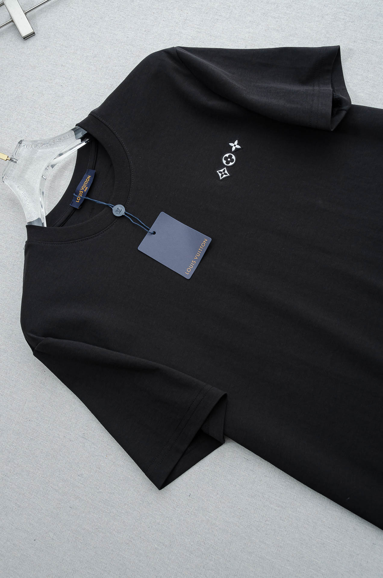 🌾 LV 2026ss春夏新品 ，男士休闲纯色圆领短袖T桖衫#面料属性皆为上乘，网眼结构细腻自然，经过水