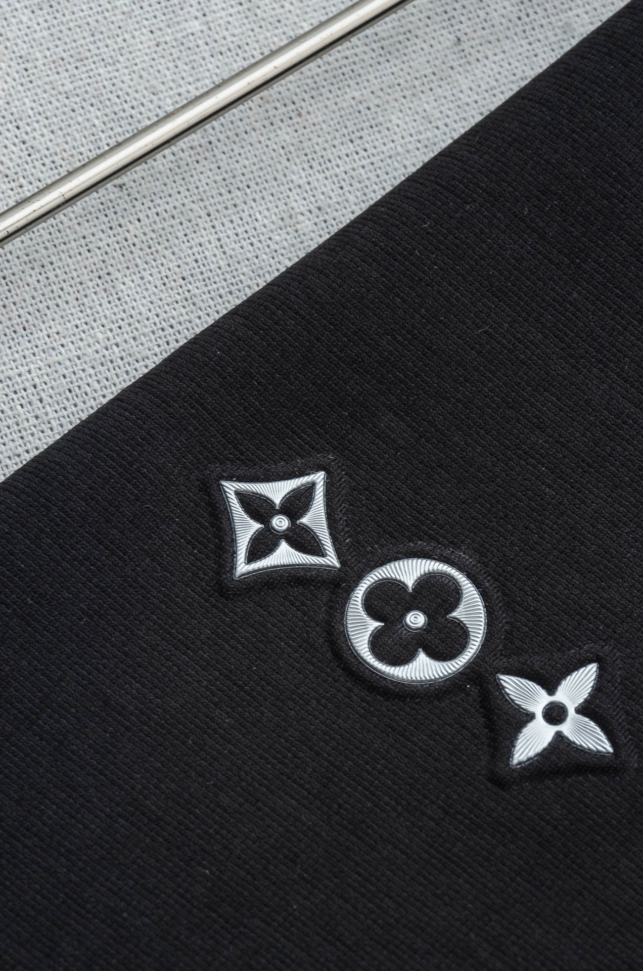 🌾 LV 2026ss春夏新品 ，男士休闲纯色圆领短袖T桖衫#面料属性皆为上乘，网眼结构细腻自然，经过水