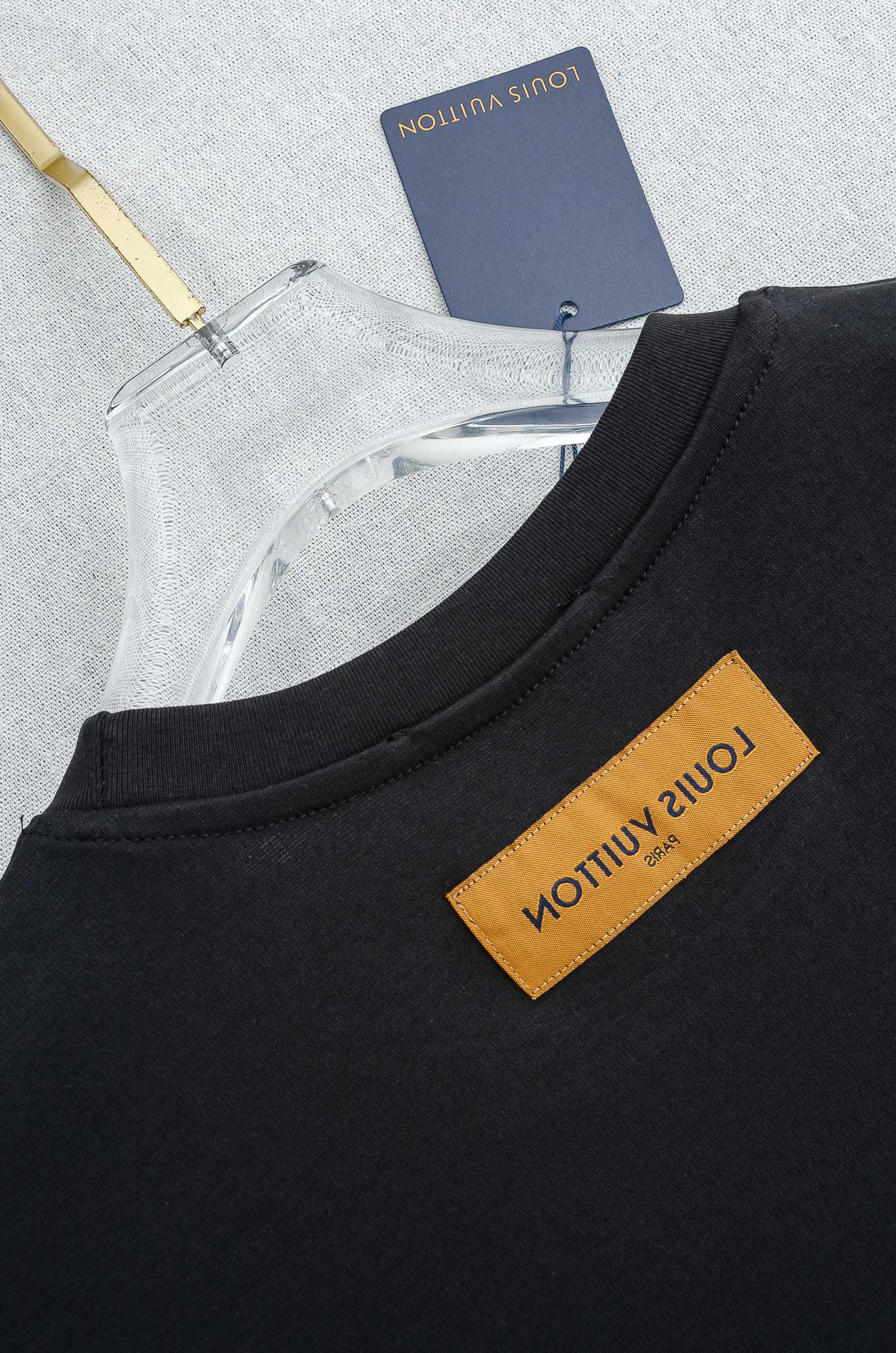 🌾 LV 2026ss春夏新品 ，男士休闲纯色圆领短袖T桖衫#面料属性皆为上乘，网眼结构细腻自然，经过水