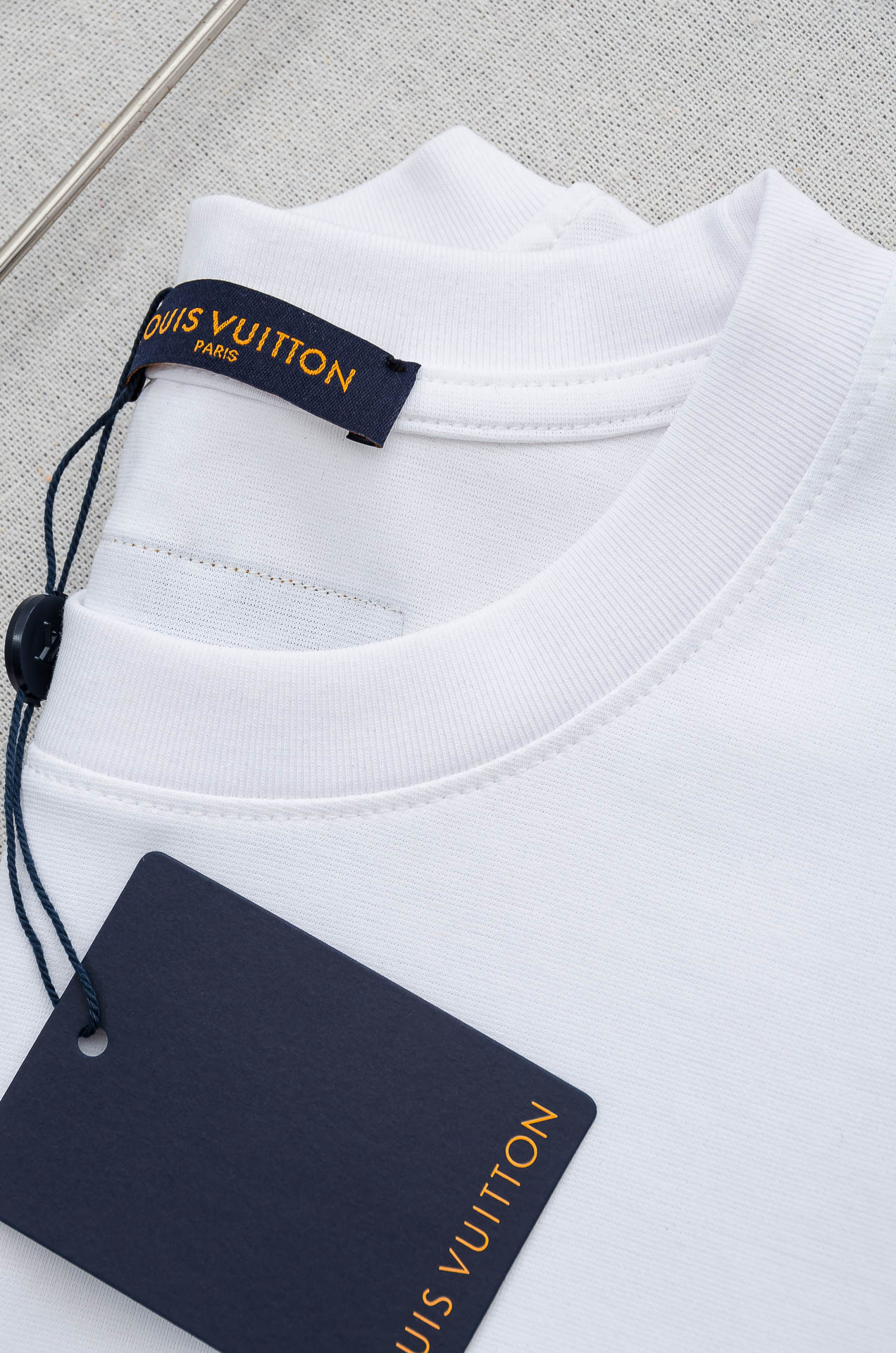 🌾 LV 2026ss春夏新品 ，男士休闲纯色圆领短袖T桖衫#面料属性皆为上乘，网眼结构细腻自然，经过水