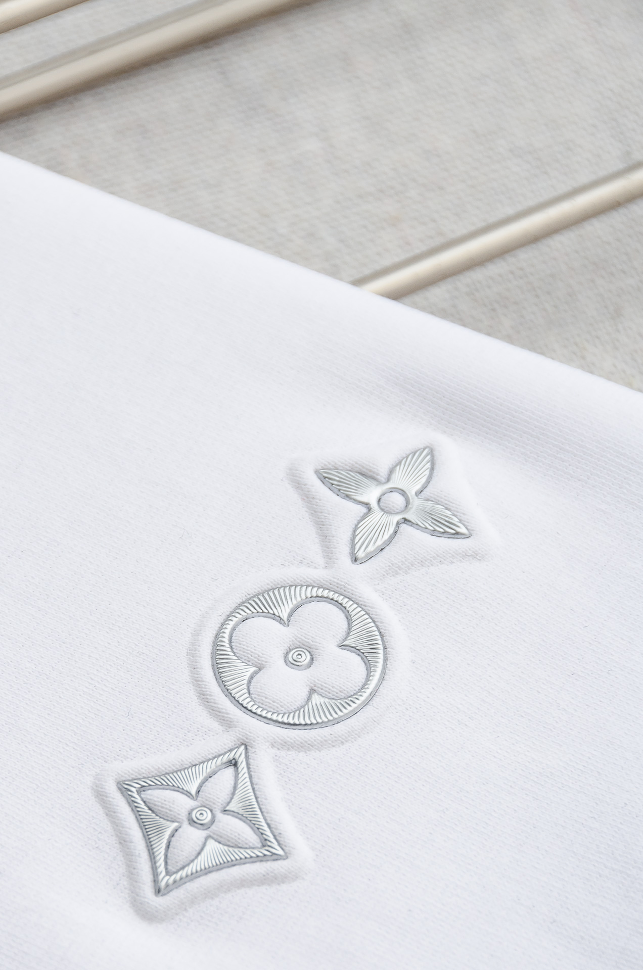 🌾 LV 2026ss春夏新品 ，男士休闲纯色圆领短袖T桖衫#面料属性皆为上乘，网眼结构细腻自然，经过水