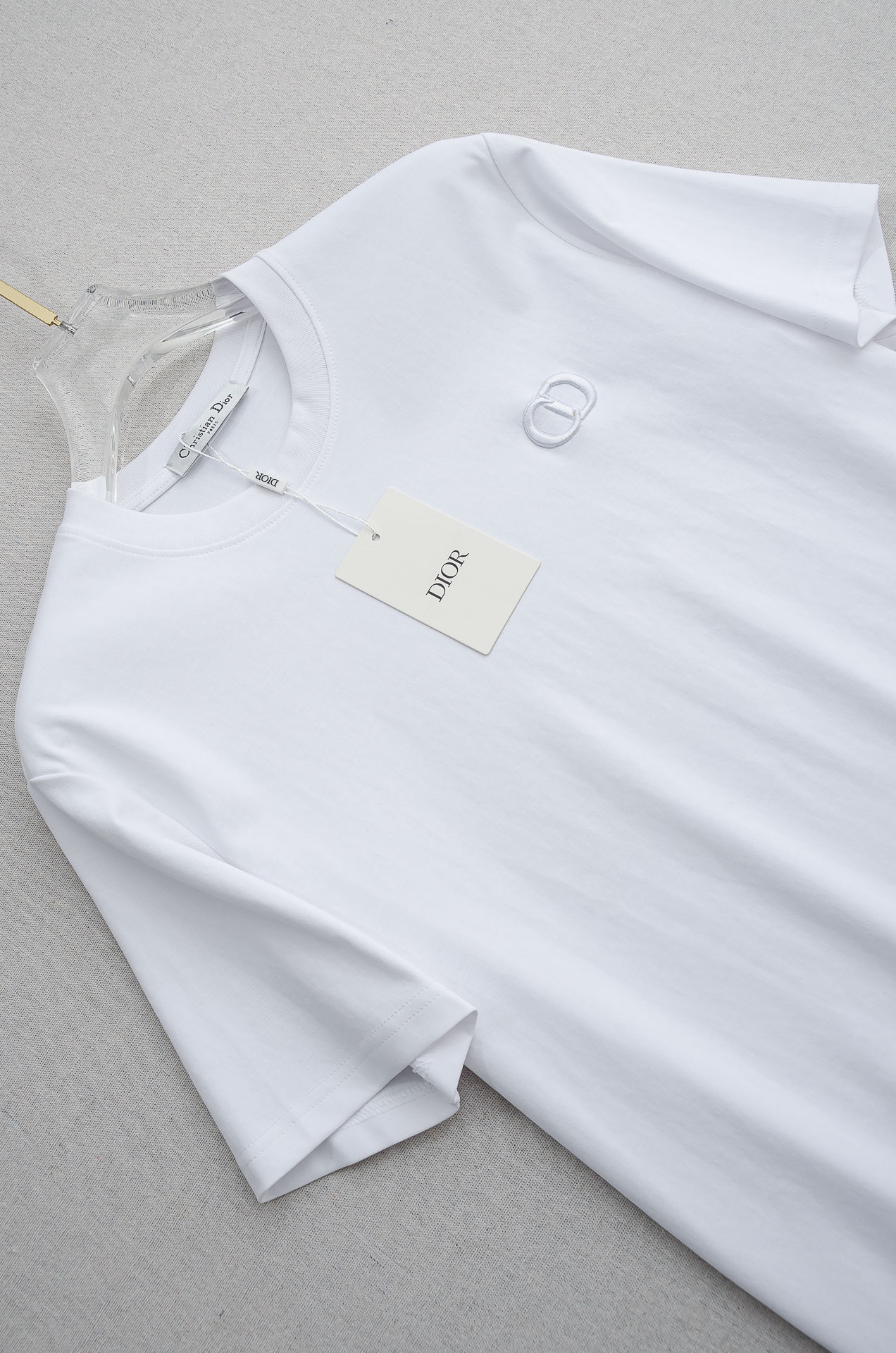 🌾 Dior迪奥 2026ss春夏新品 ，男士商务休闲纯色圆领短袖T桖衫#面料属性皆为上乘，网眼结构细腻