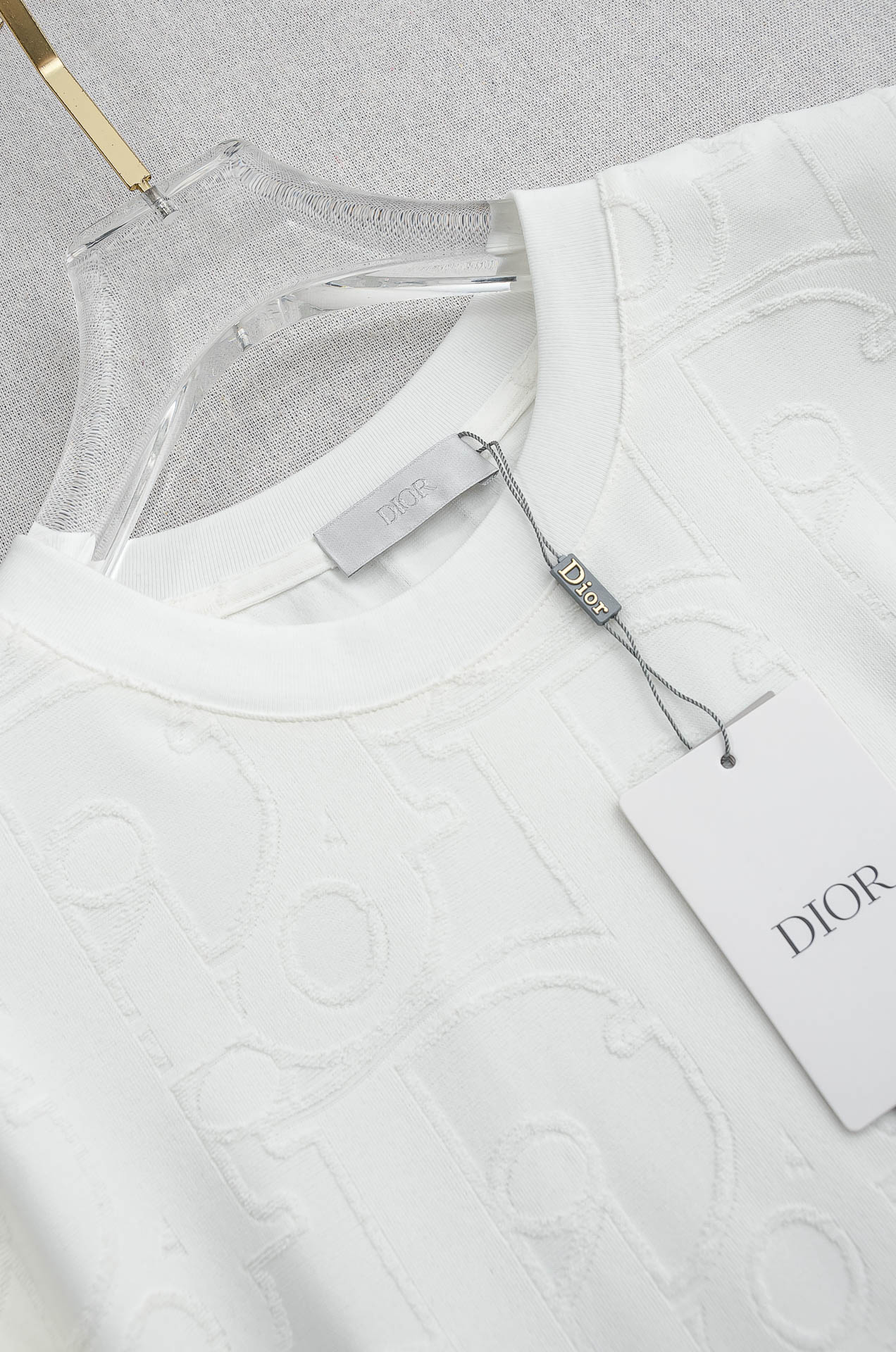 Dior 2026ss最新全身暗纹提花logo定制面料皆为上乘，网眼结构细腻自然，经过水洗后，肌理变得更