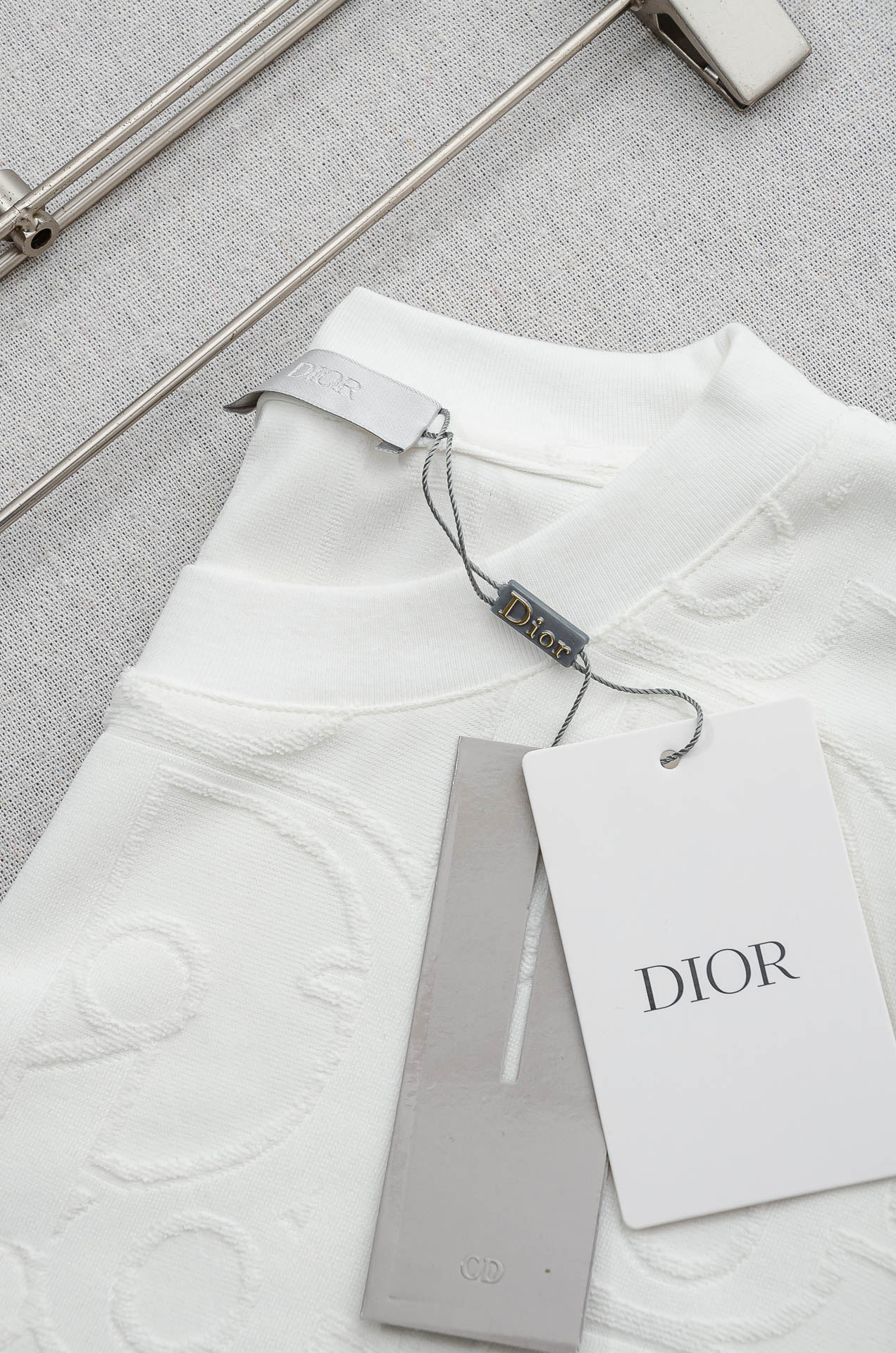 Dior 2026ss最新全身暗纹提花logo定制面料皆为上乘，网眼结构细腻自然，经过水洗后，肌理变得更