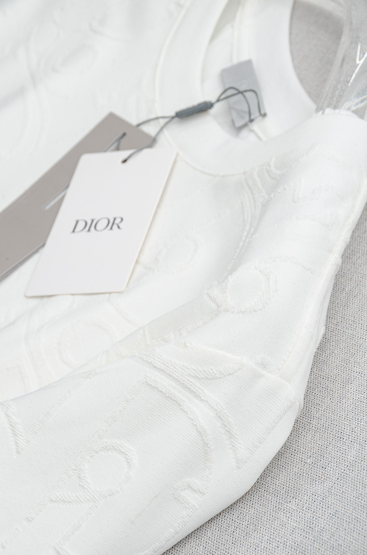 Dior 2026ss最新全身暗纹提花logo定制面料皆为上乘，网眼结构细腻自然，经过水洗后，肌理变得更