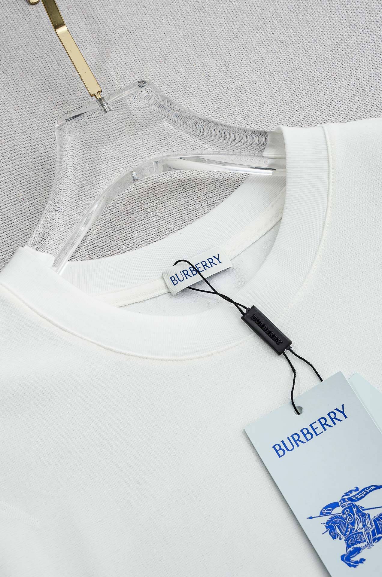 BURBERRY 巴宝莉2026ss最新全身暗纹提花logo定制面料皆为上乘，网眼结构细腻自然，经过水洗