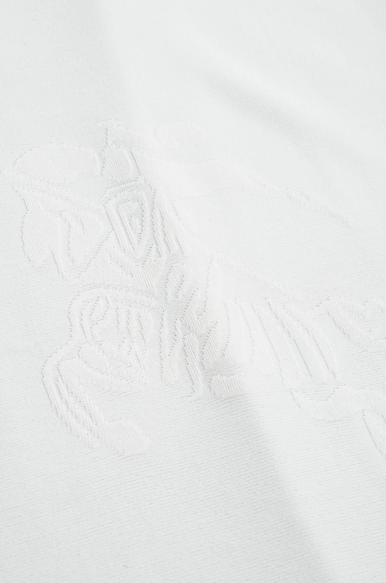 BURBERRY 巴宝莉2026ss最新全身暗纹提花logo定制面料皆为上乘，网眼结构细腻自然，经过水洗