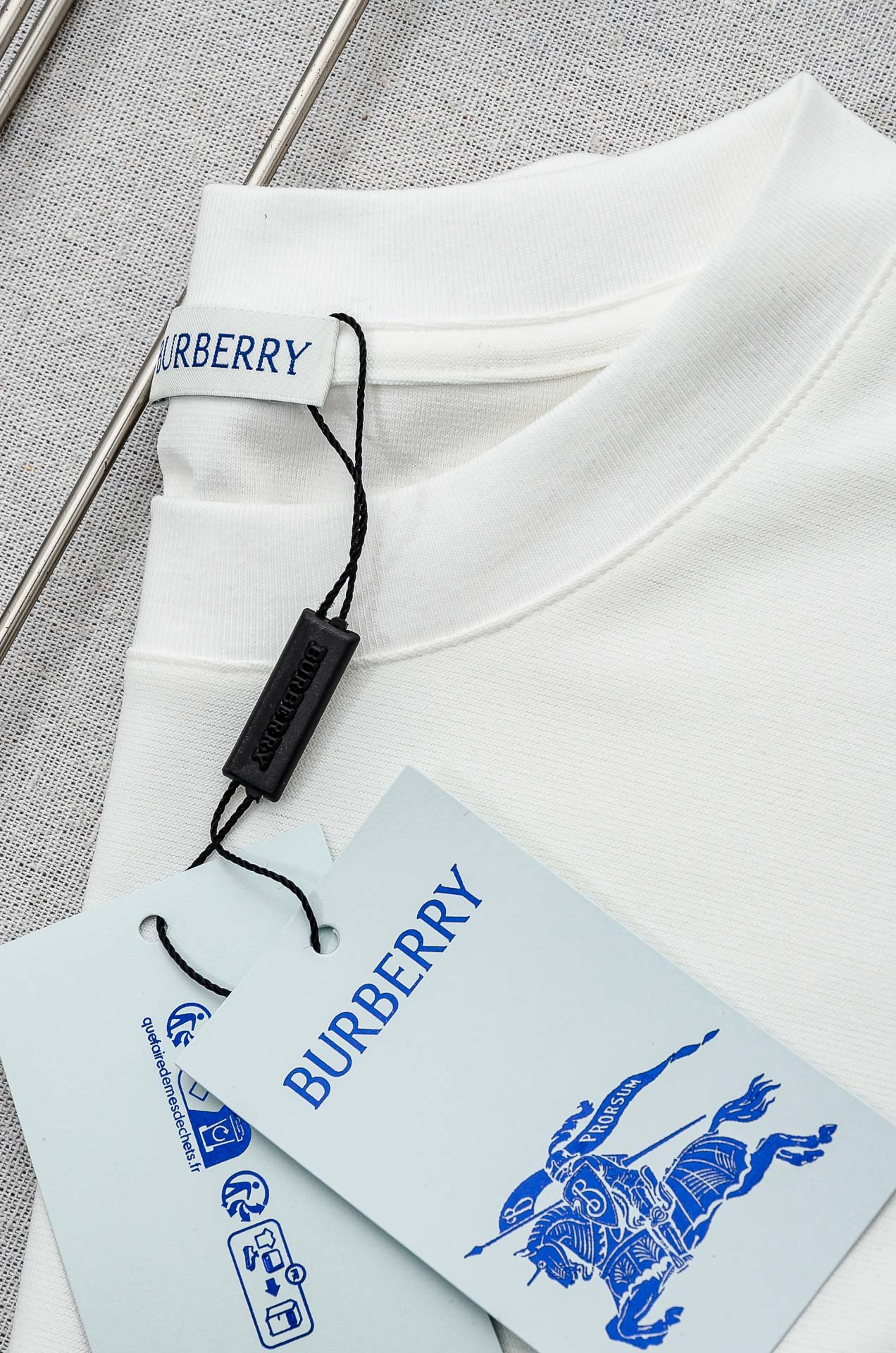 BURBERRY 巴宝莉2026ss最新全身暗纹提花logo定制面料皆为上乘，网眼结构细腻自然，经过水洗