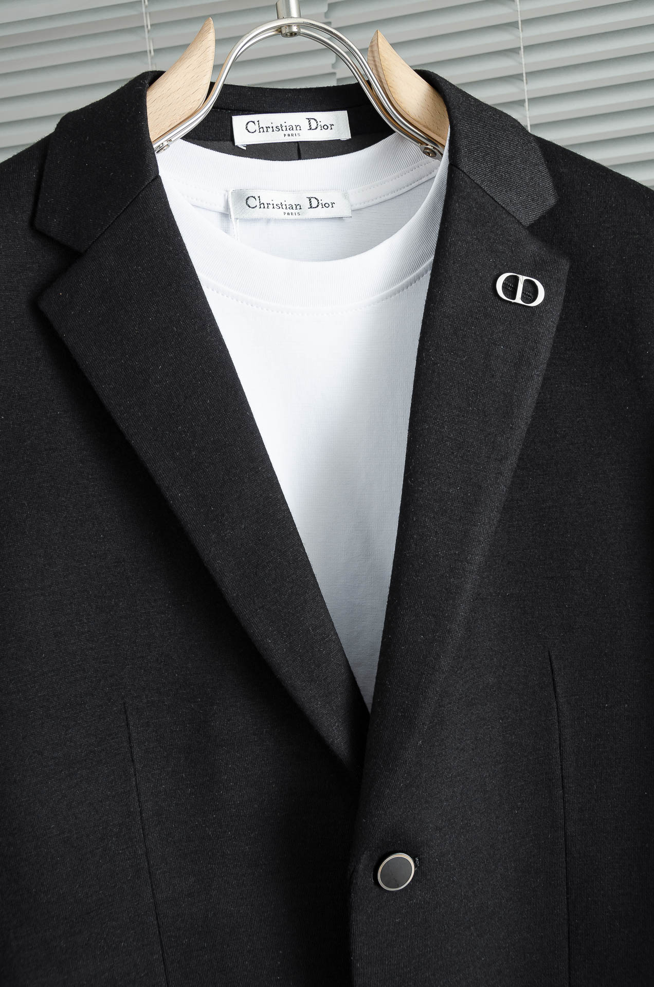Dior迪奥2026FW最新羊毛混纺胸标点缀男士商务休闲西服#舒适有弹力，区别于普通的西装面料，这个是含