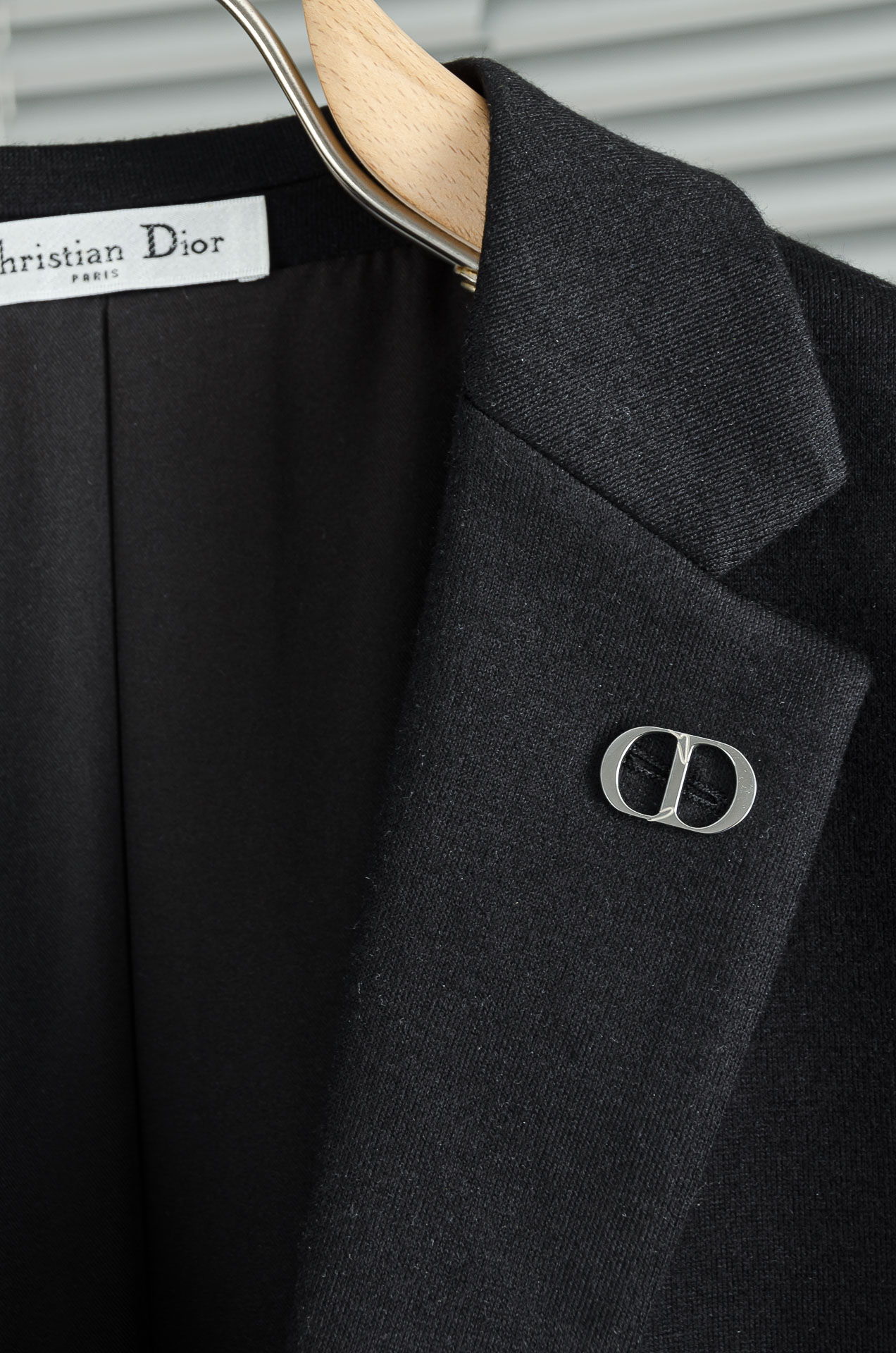 Dior迪奥2026FW最新羊毛混纺胸标点缀男士商务休闲西服#舒适有弹力，区别于普通的西装面料，这个是含