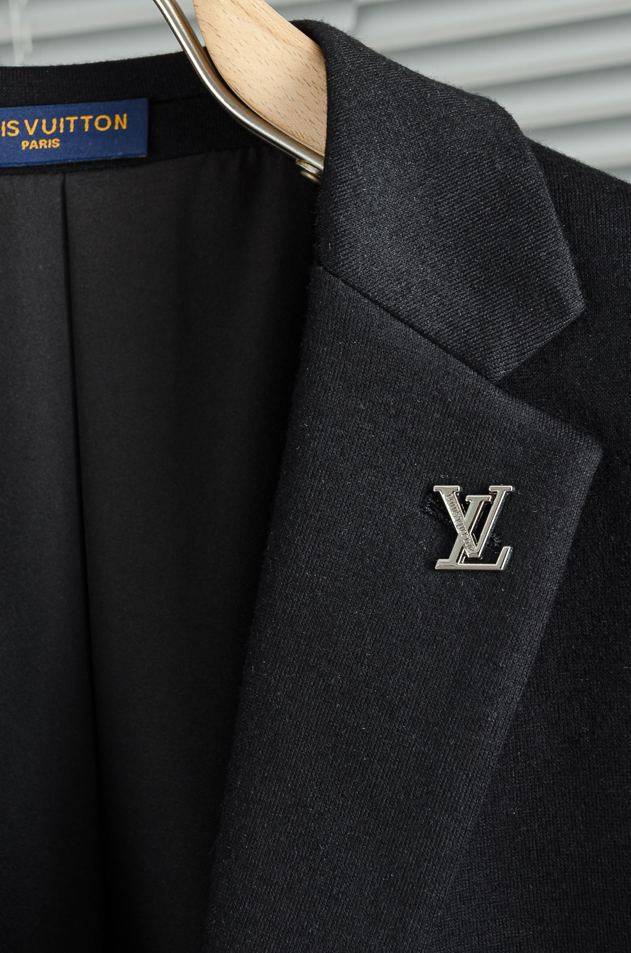 LV 2026FW羊毛混纺胸标点缀男士商务休闲西服#舒适有弹力，区别于普通的西装面料，这个是含羊毛的针织