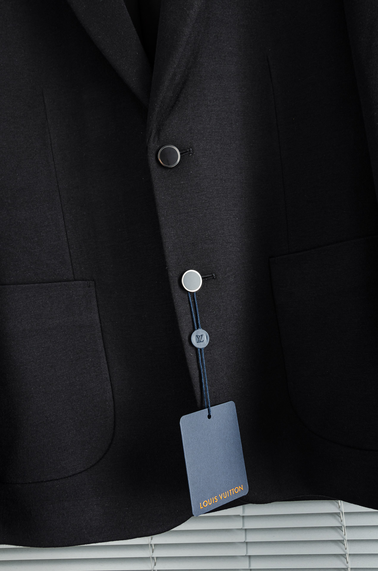 LV 2026FW羊毛混纺胸标点缀男士商务休闲西服#舒适有弹力，区别于普通的西装面料，这个是含羊毛的针织