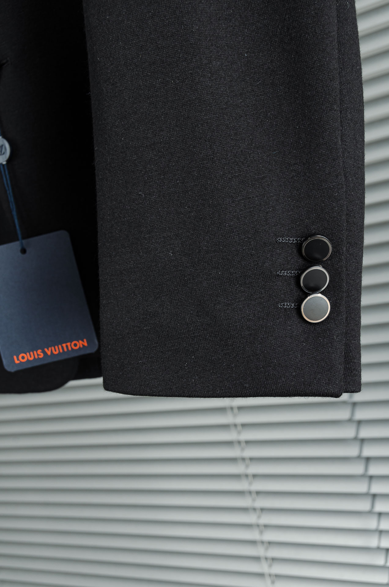 LV 2026FW羊毛混纺胸标点缀男士商务休闲西服#舒适有弹力，区别于普通的西装面料，这个是含羊毛的针织