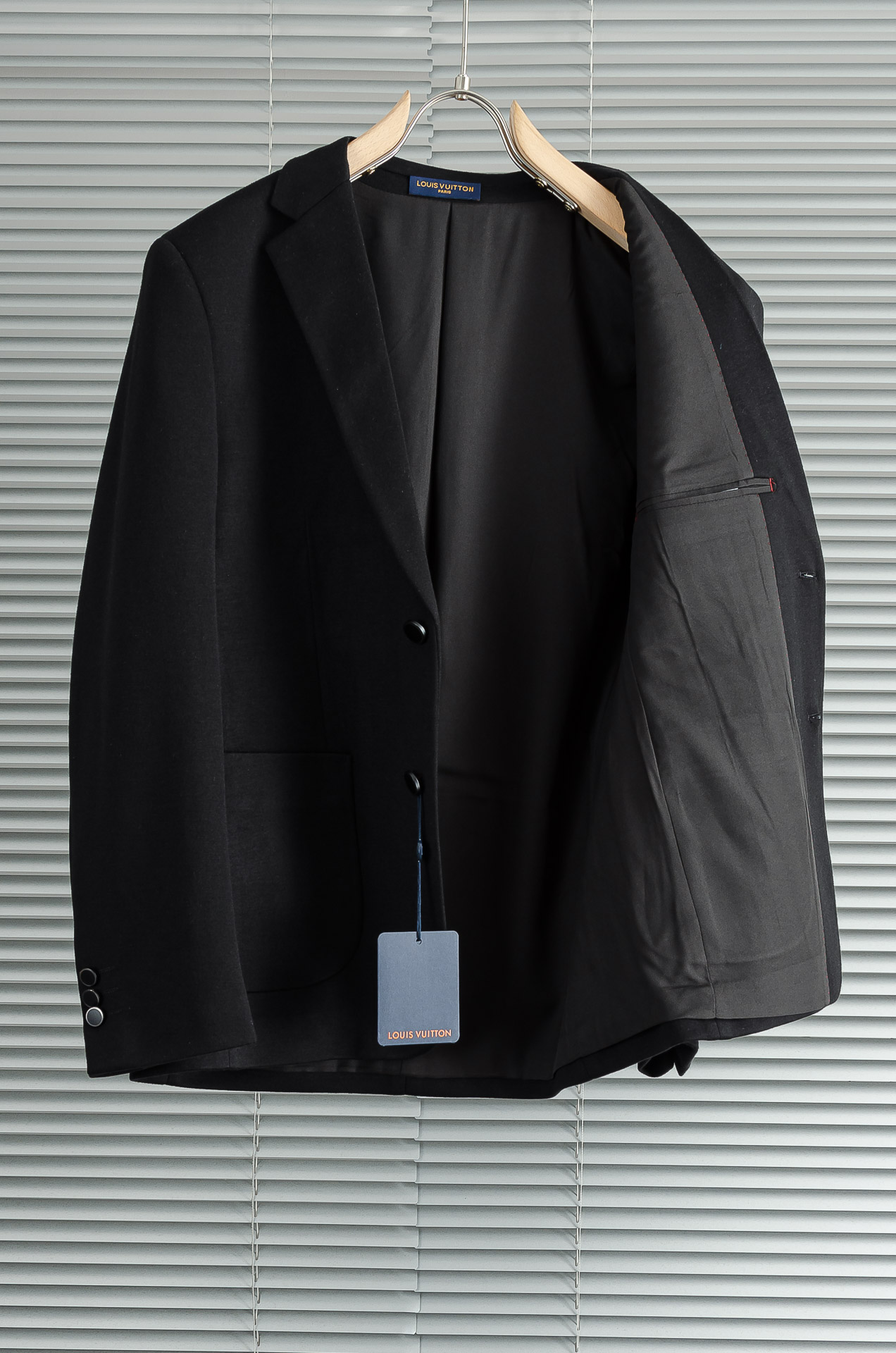 LV 2026FW羊毛混纺胸标点缀男士商务休闲西服#舒适有弹力，区别于普通的西装面料，这个是含羊毛的针织