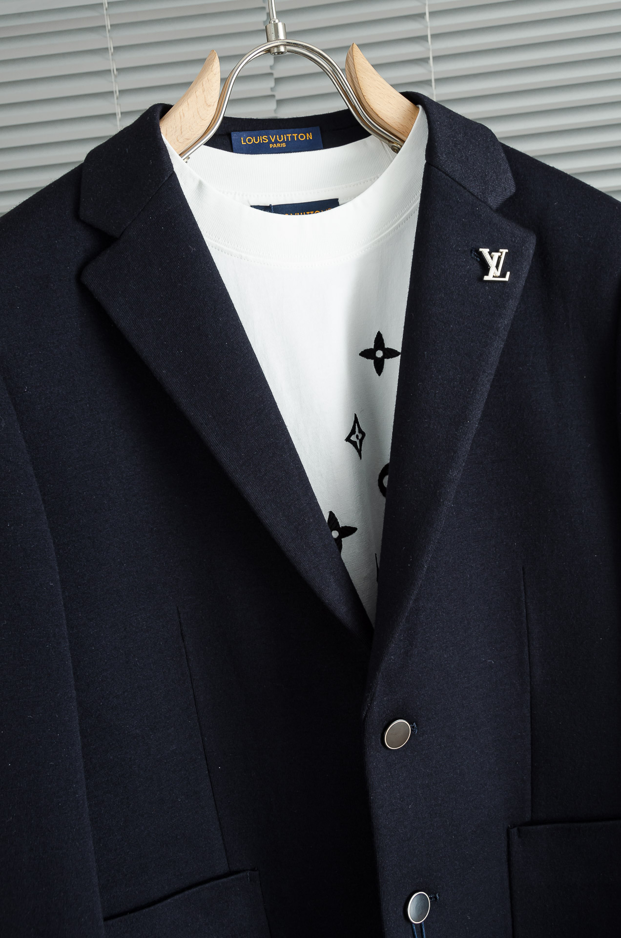 LV 2026FW羊毛混纺胸标点缀男士商务休闲西服#舒适有弹力，区别于普通的西装面料，这个是含羊毛的针织