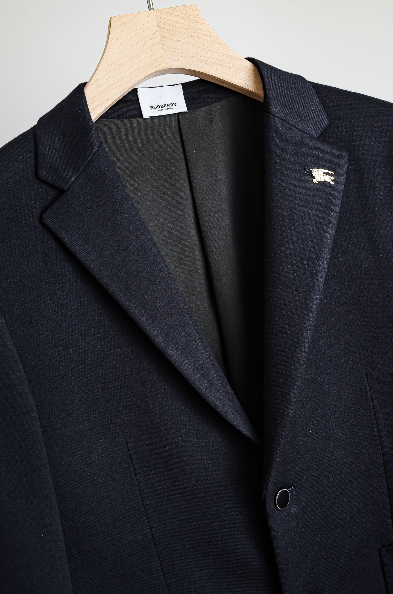 ☀️☀️Burberry巴宝莉2026FW羊毛混纺胸标点缀男士商务休闲西服#舒适有弹力，区别于普通的西装