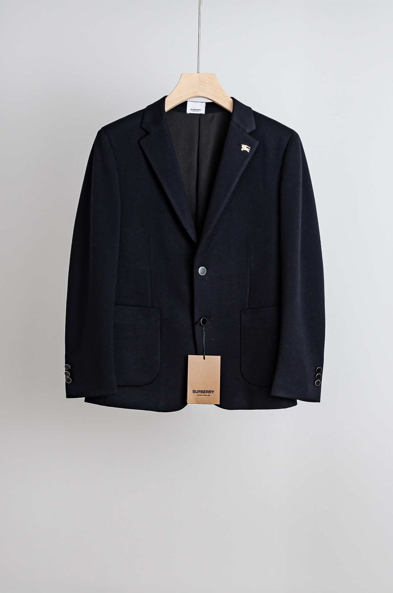 ☀️☀️Burberry巴宝莉2026FW羊毛混纺胸标点缀男士商务休闲西服#舒适有弹力，区别于普通的西装
