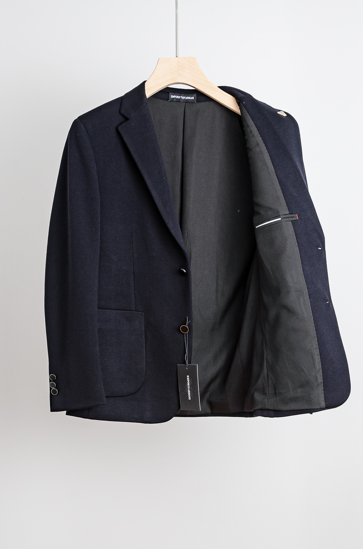 ☀️☀️阿玛尼 2026FW羊毛混纺胸标点缀男士商务休闲西服#舒适有弹力，区别于普通的西装面料，这个是含