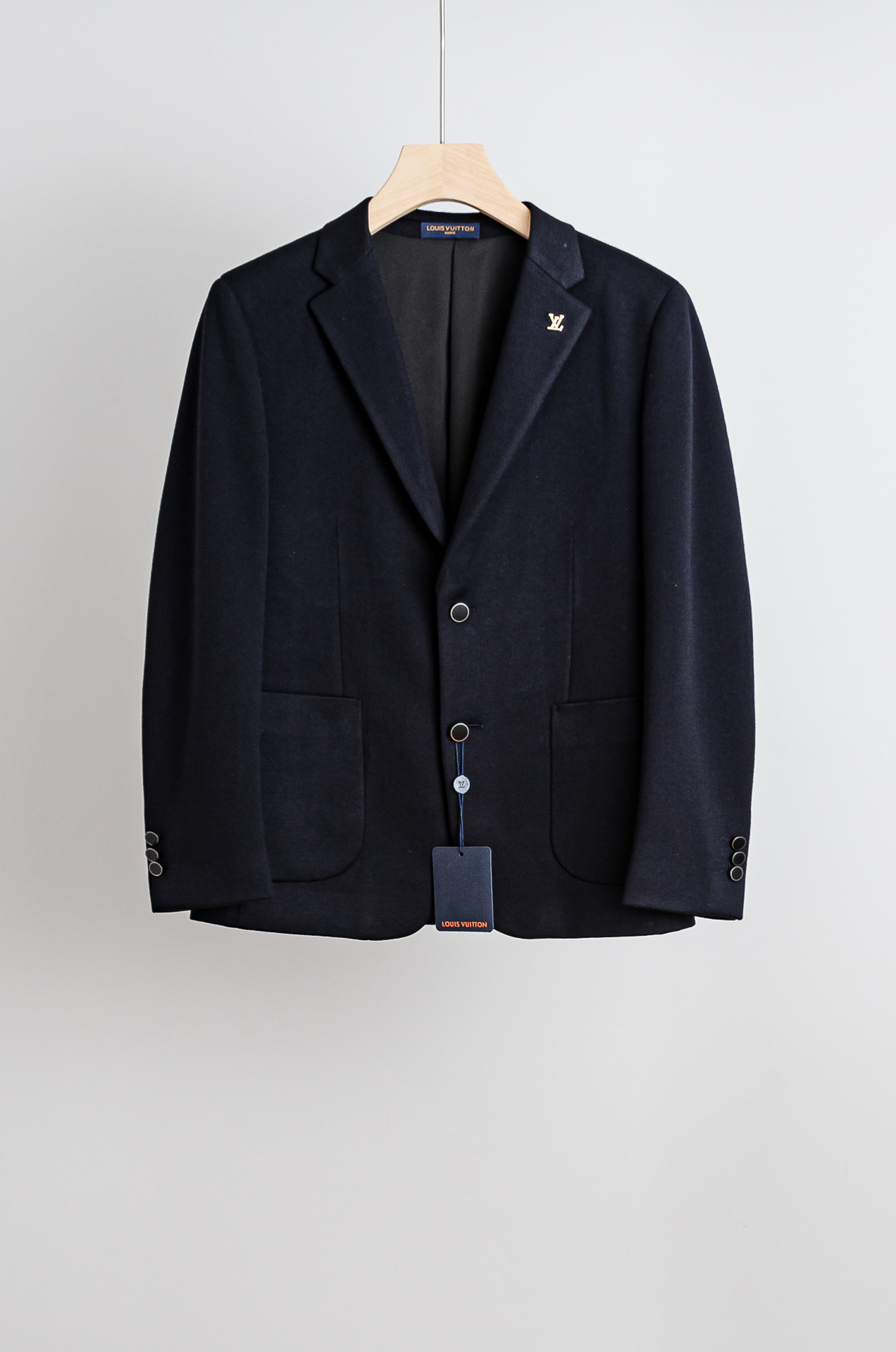 ☀️☀️LV 2026ss 羊毛混纺胸标点缀男士商务休闲西服#舒适有弹力，区别于普通的西装面料，这个是含