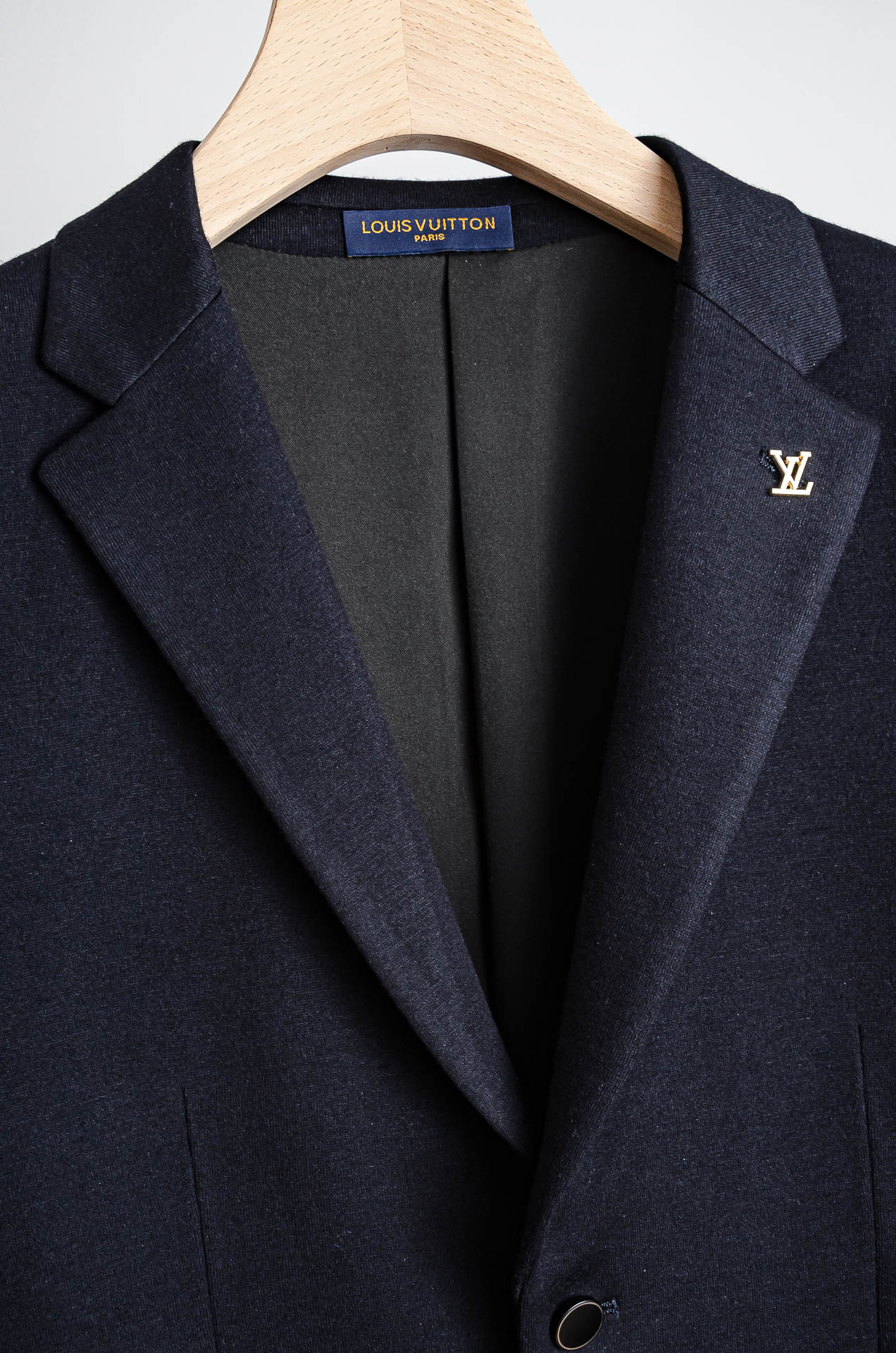 ☀️☀️LV 2026ss 羊毛混纺胸标点缀男士商务休闲西服#舒适有弹力，区别于普通的西装面料，这个是含