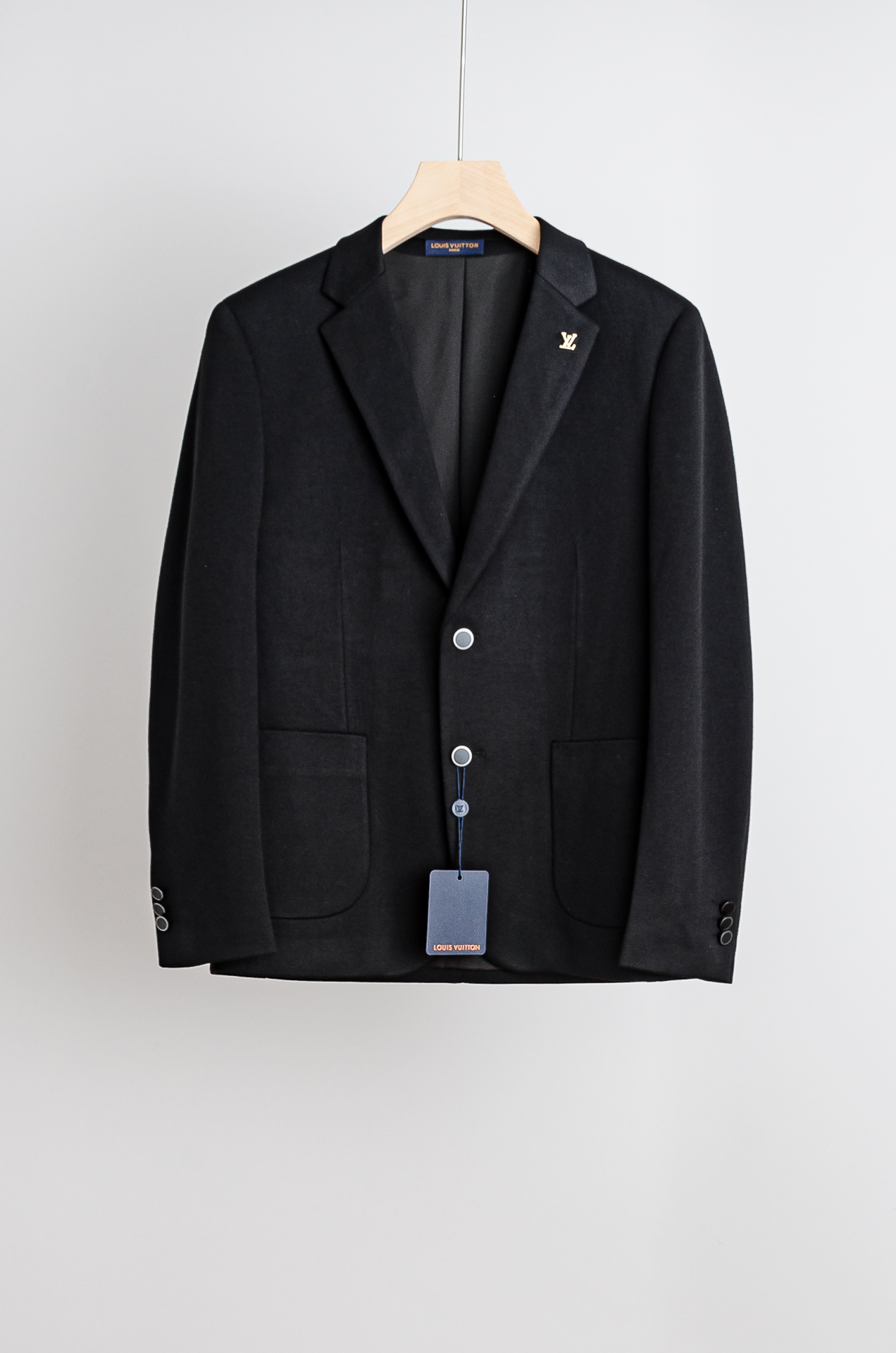 ☀️☀️LV 2026ss 羊毛混纺胸标点缀男士商务休闲西服#舒适有弹力，区别于普通的西装面料，这个是含