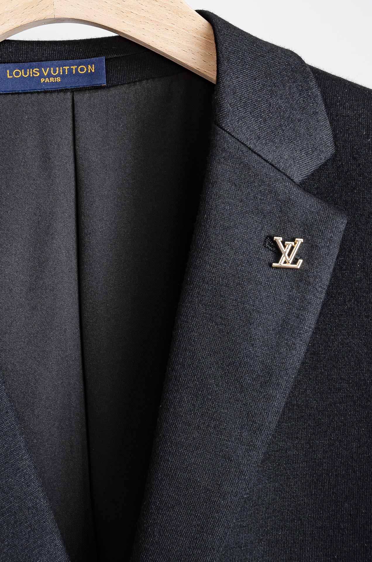 ☀️☀️LV 2026ss 羊毛混纺胸标点缀男士商务休闲西服#舒适有弹力，区别于普通的西装面料，这个是含