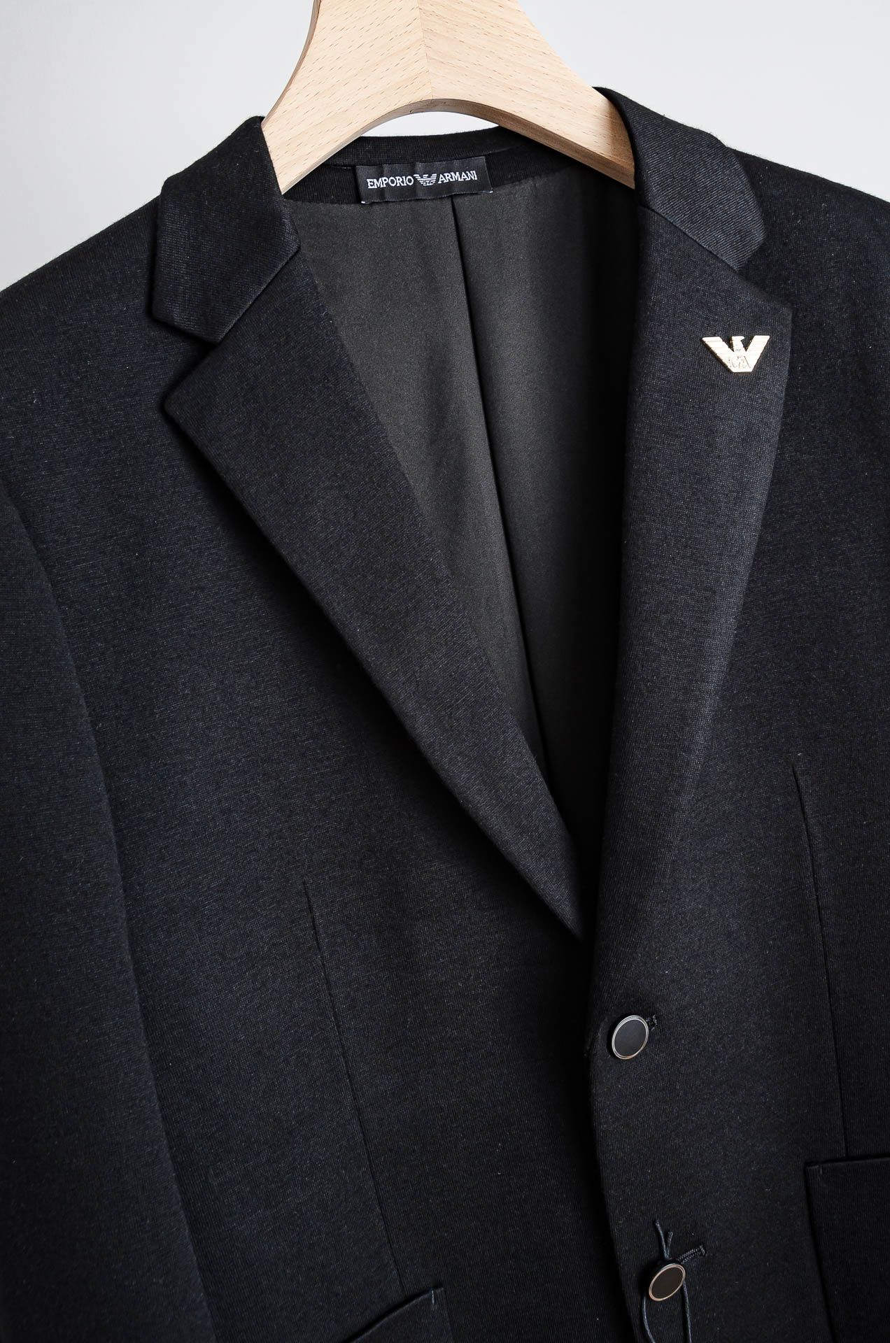☀️☀️ 阿玛尼2026FW羊毛混纺胸标点缀男士商务休闲西服#舒适有弹力，区别于普通的西装面料，这个是含